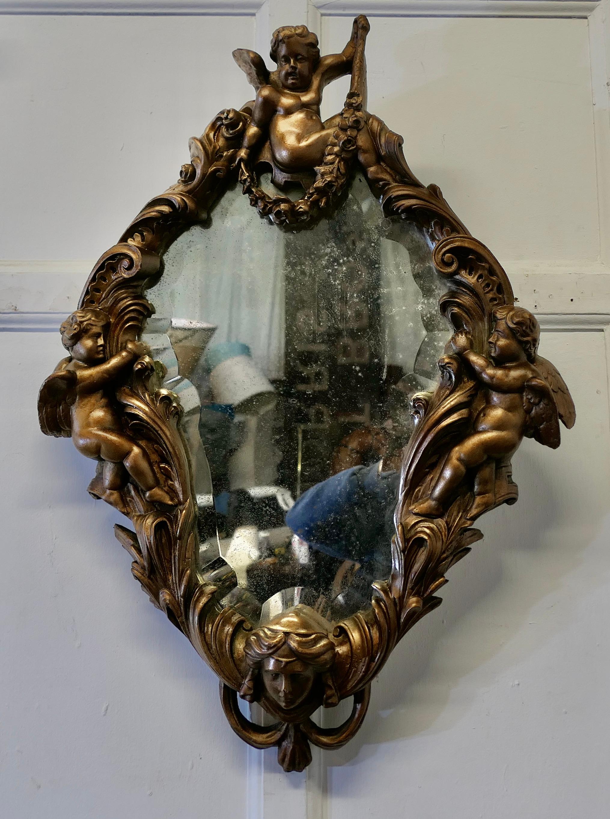 Miroir baroque doré italien du 18e siècle

Rarement trouvée, cette pièce étonnante est décorée de chérubins ailés et du visage d'un souverain allégorique au pied.
L'état de la pièce n'est pas parfait mais il est sain, le verre du miroir est