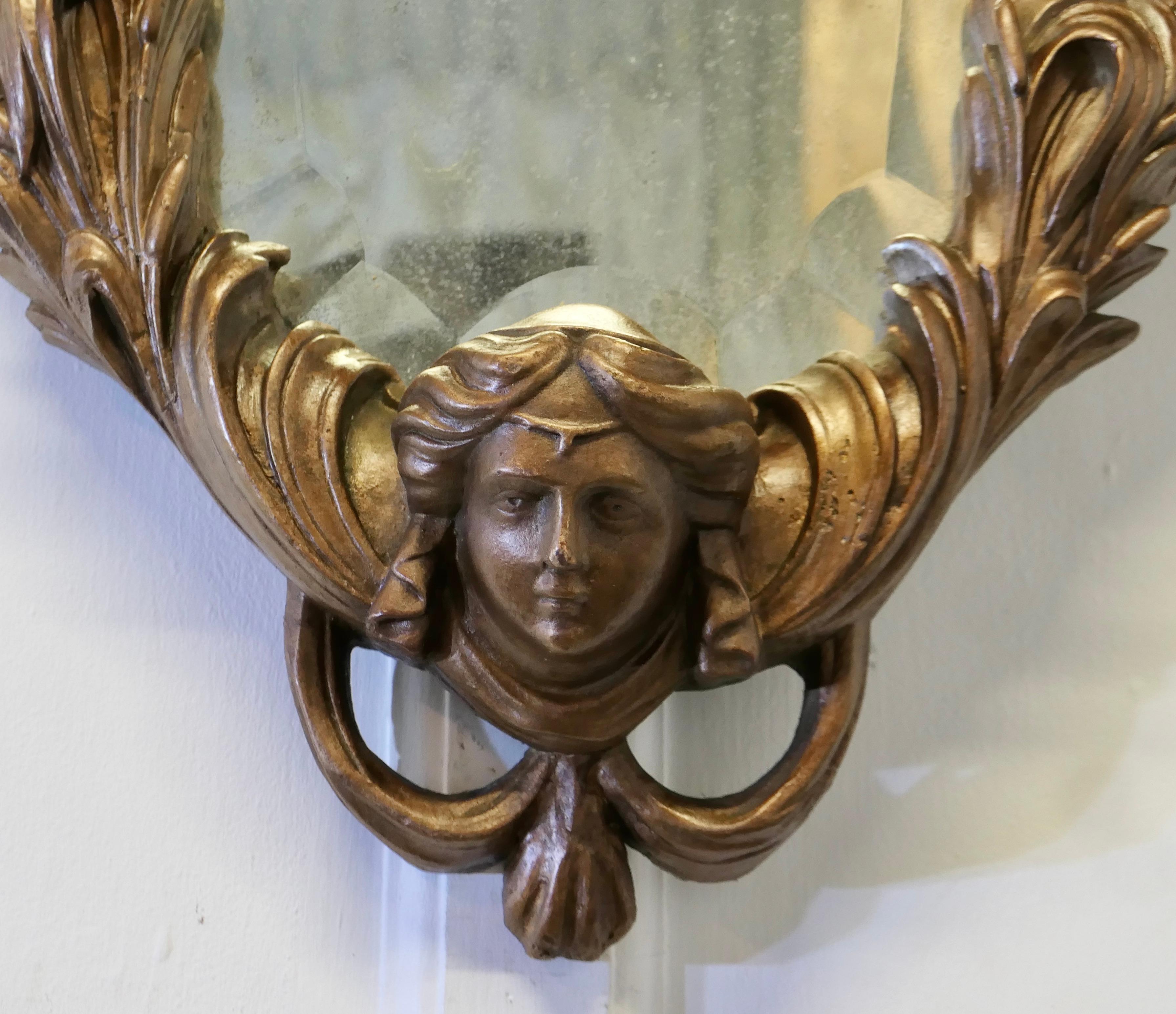 Bois doré Miroir baroque doré italien du 18e siècle  Une trouvaille rare et une pièce étonnante en vente