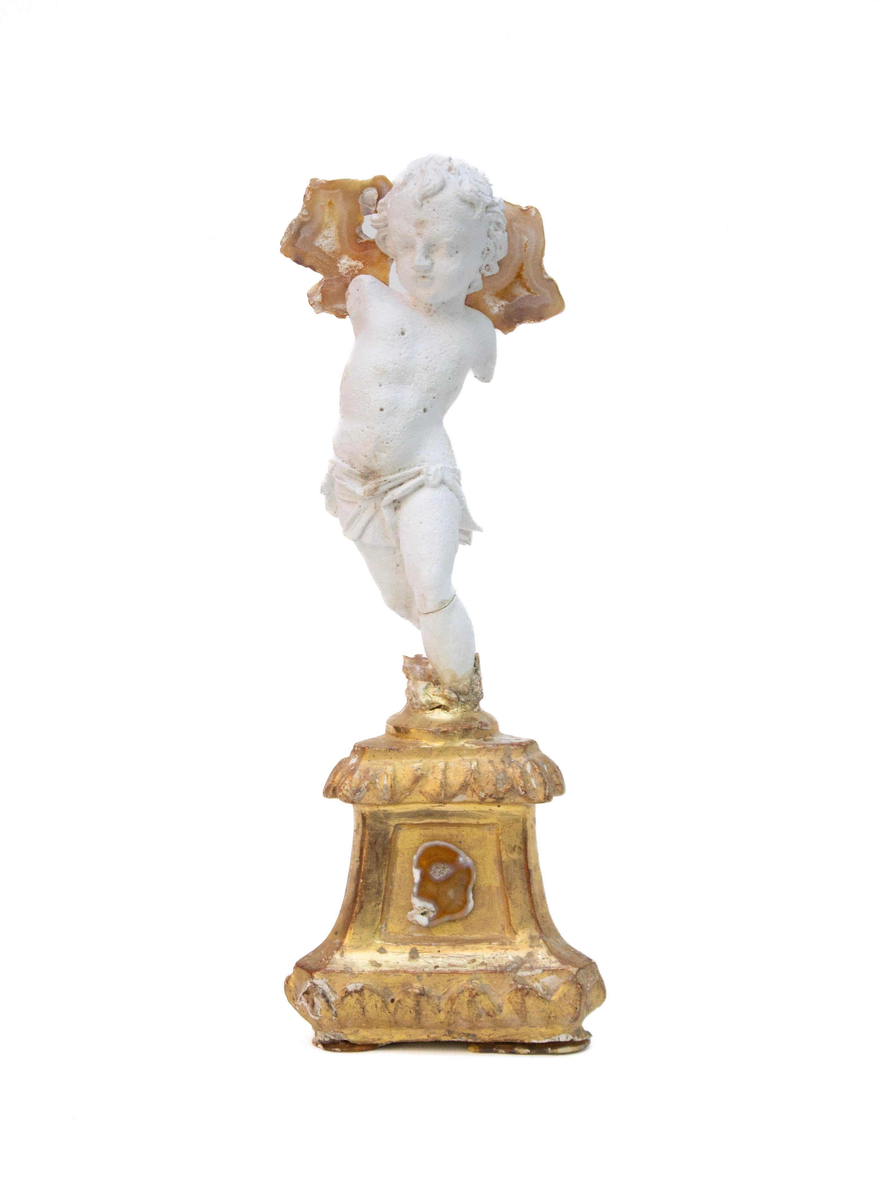 18th Century Italian Gilded Base with Plaster Cherub and Polished Agate Coral In Good Condition For Sale In Dublin, Dalkey