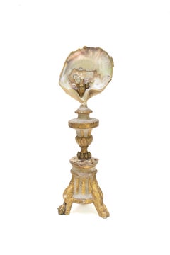 Italienischer vergoldeter Kerzenständer aus dem 18. Jahrhundert mit perlmuttfarbenen und goldenen Muscheln