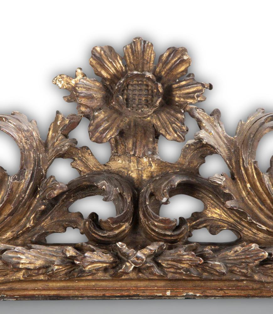 Miroir italien en bois sculpté et doré du début du XVIIIe siècle. 

Merveilleux travail d'artisanat et sculptures détaillées avec du vieux verre plat.