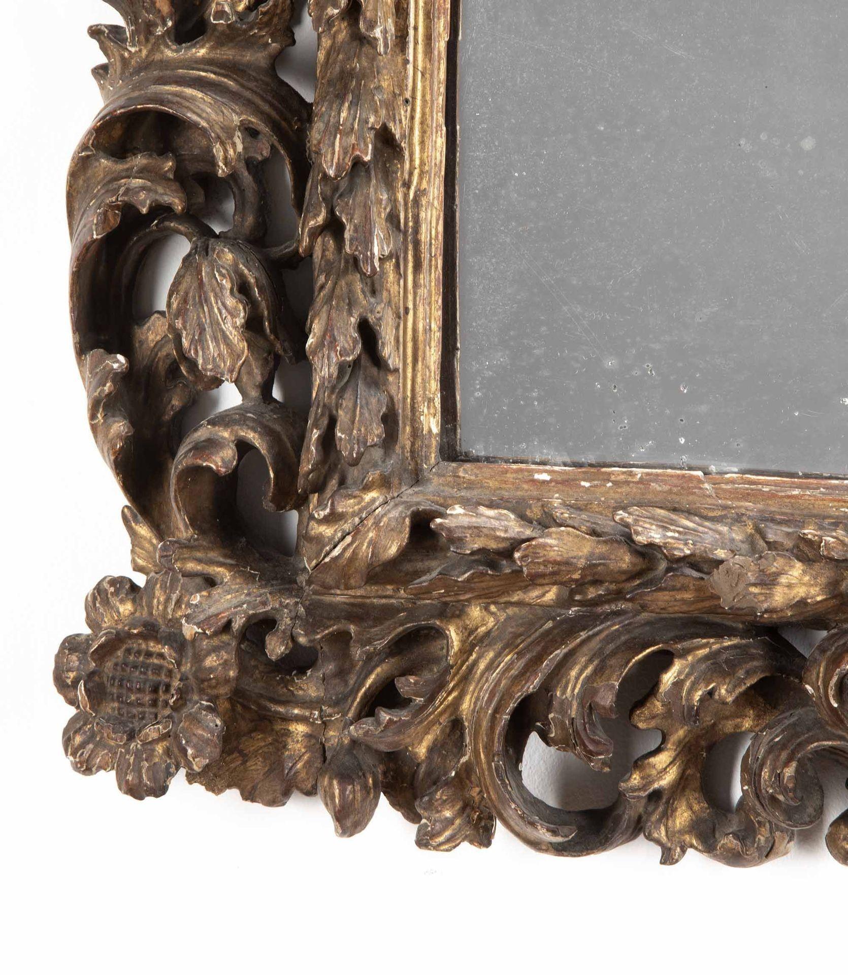 Miroir italien en bois sculpté et doré du début du XVIIIe siècle.
Merveilleux travail d'artisanat et sculptures détaillées avec du vieux verre plat.