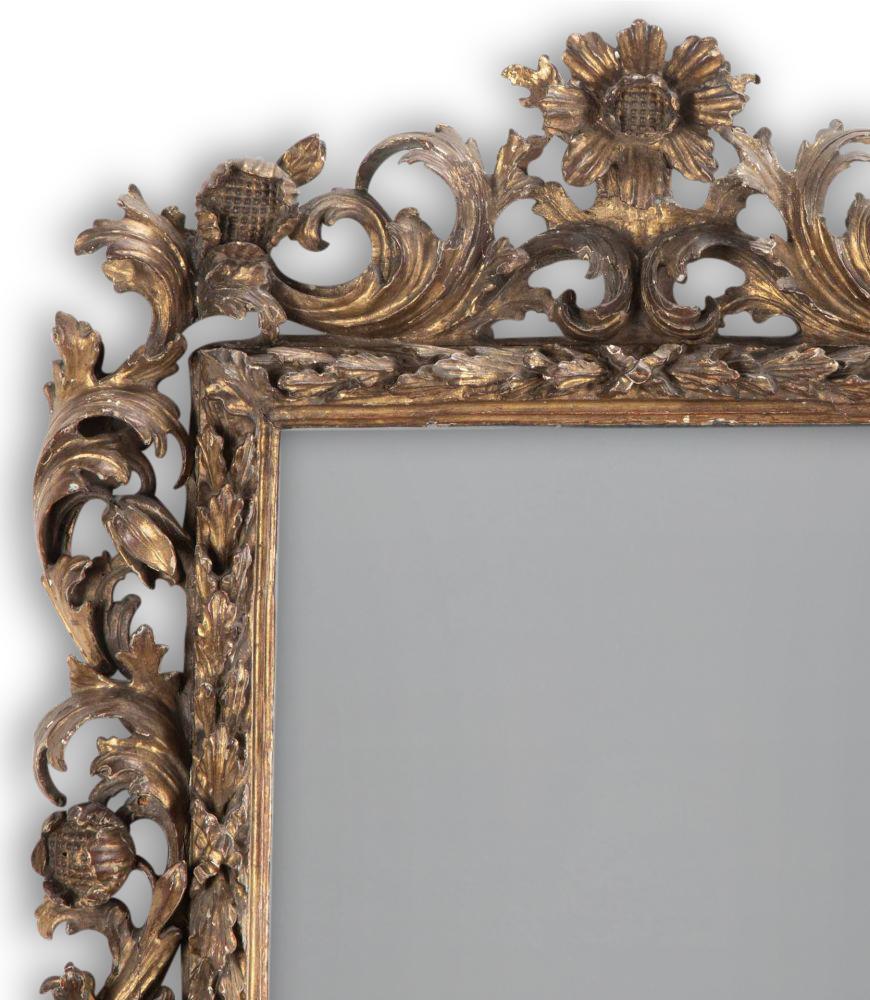 Miroir italien du 18e siècle en bois sculpté et doré Bon état - En vente à Tetbury, Gloucestershire