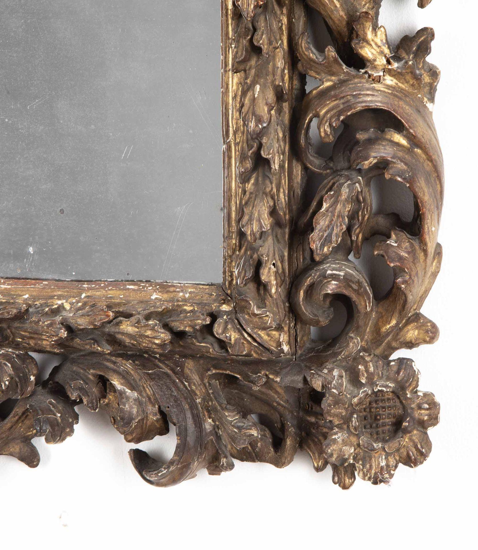 Baroque Miroir italien du 18e siècle en bois sculpté et doré en vente