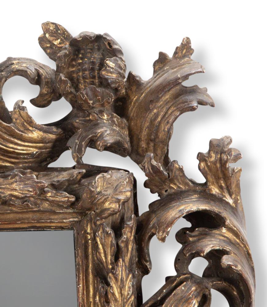 XVIIIe siècle et antérieur Miroir italien du 18e siècle en bois sculpté et doré en vente