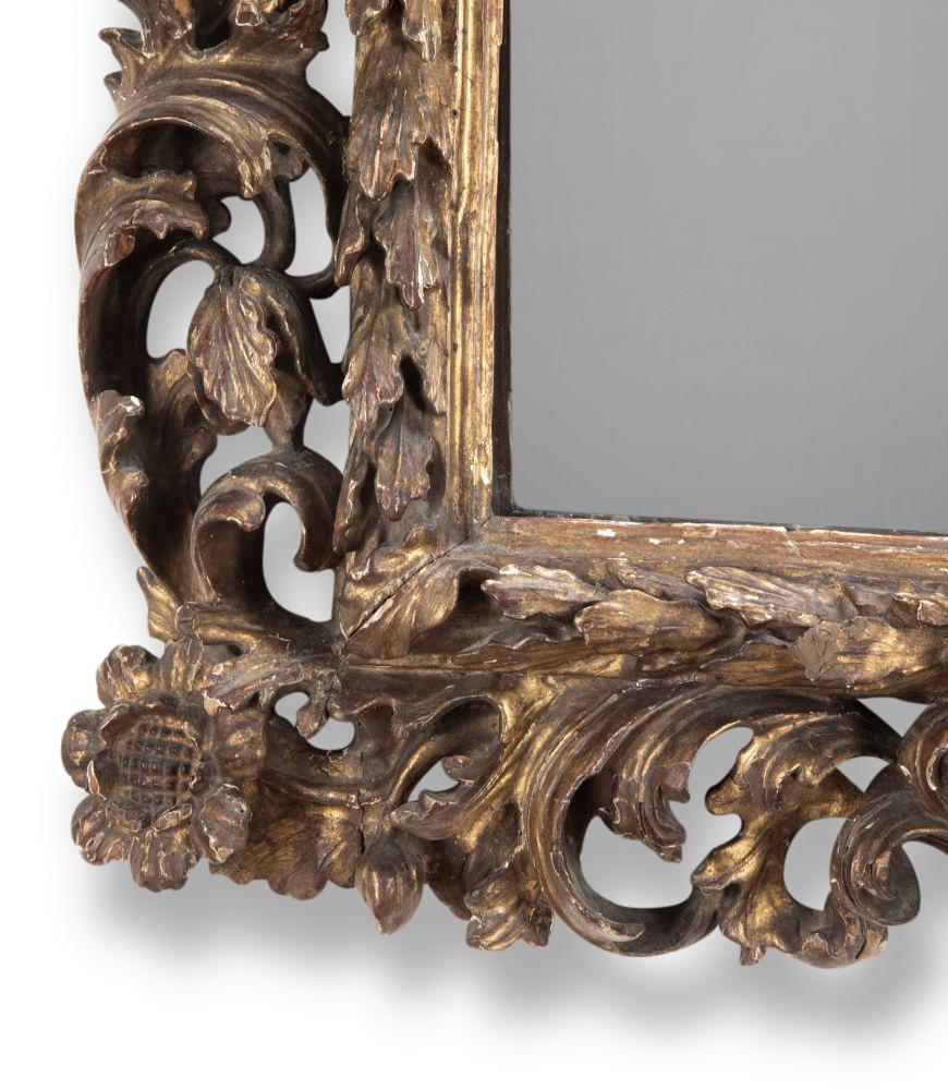 Bois Miroir italien du 18e siècle en bois sculpté et doré en vente