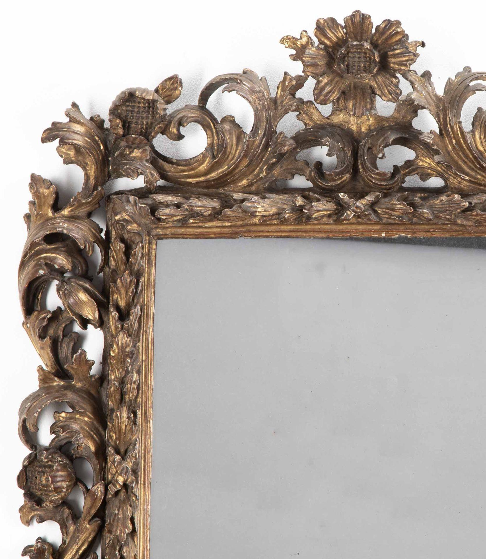 XVIIIe siècle et antérieur Miroir italien du 18e siècle en bois sculpté et doré en vente