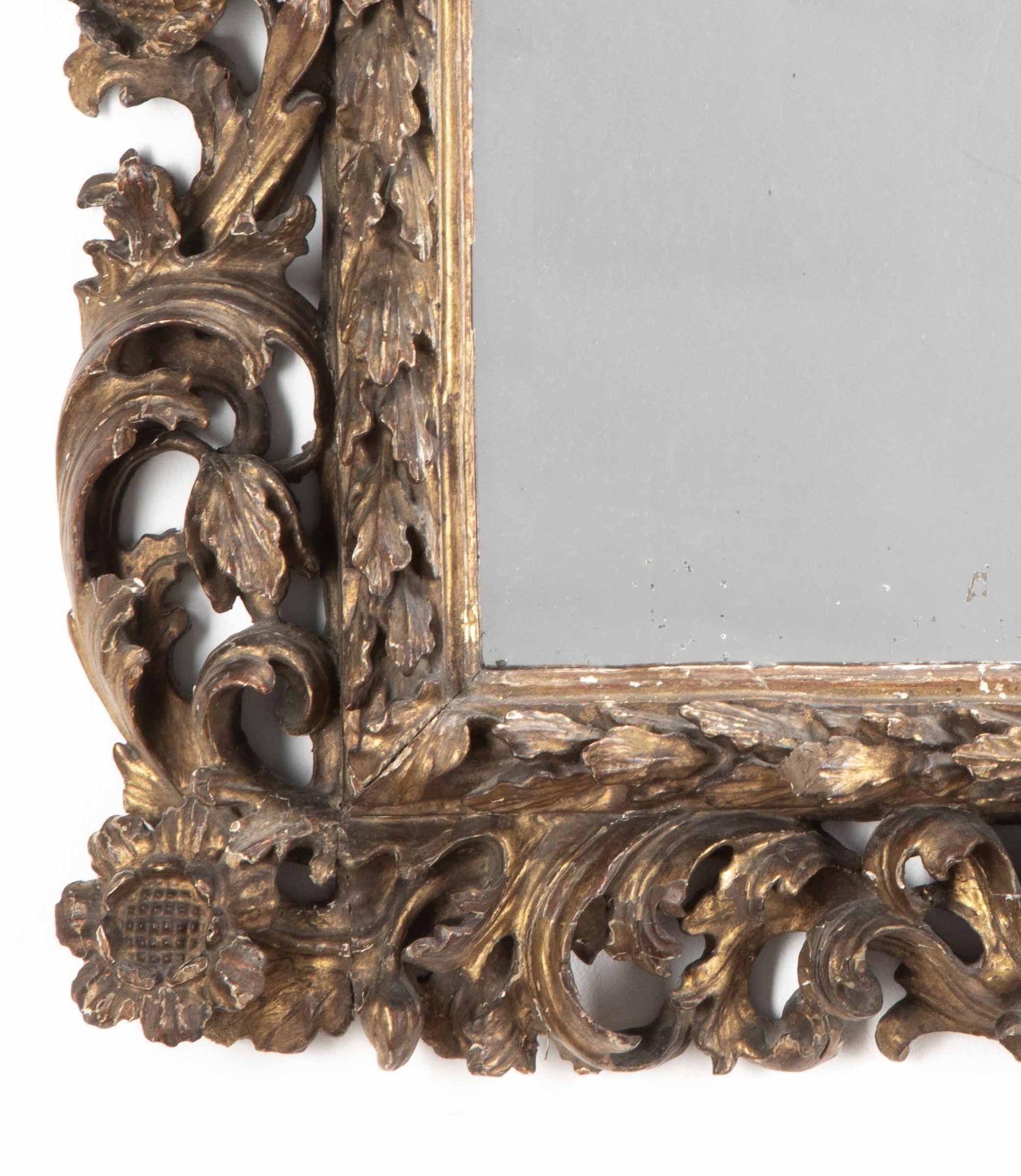 Miroir italien du 18e siècle en bois sculpté et doré en vente 1