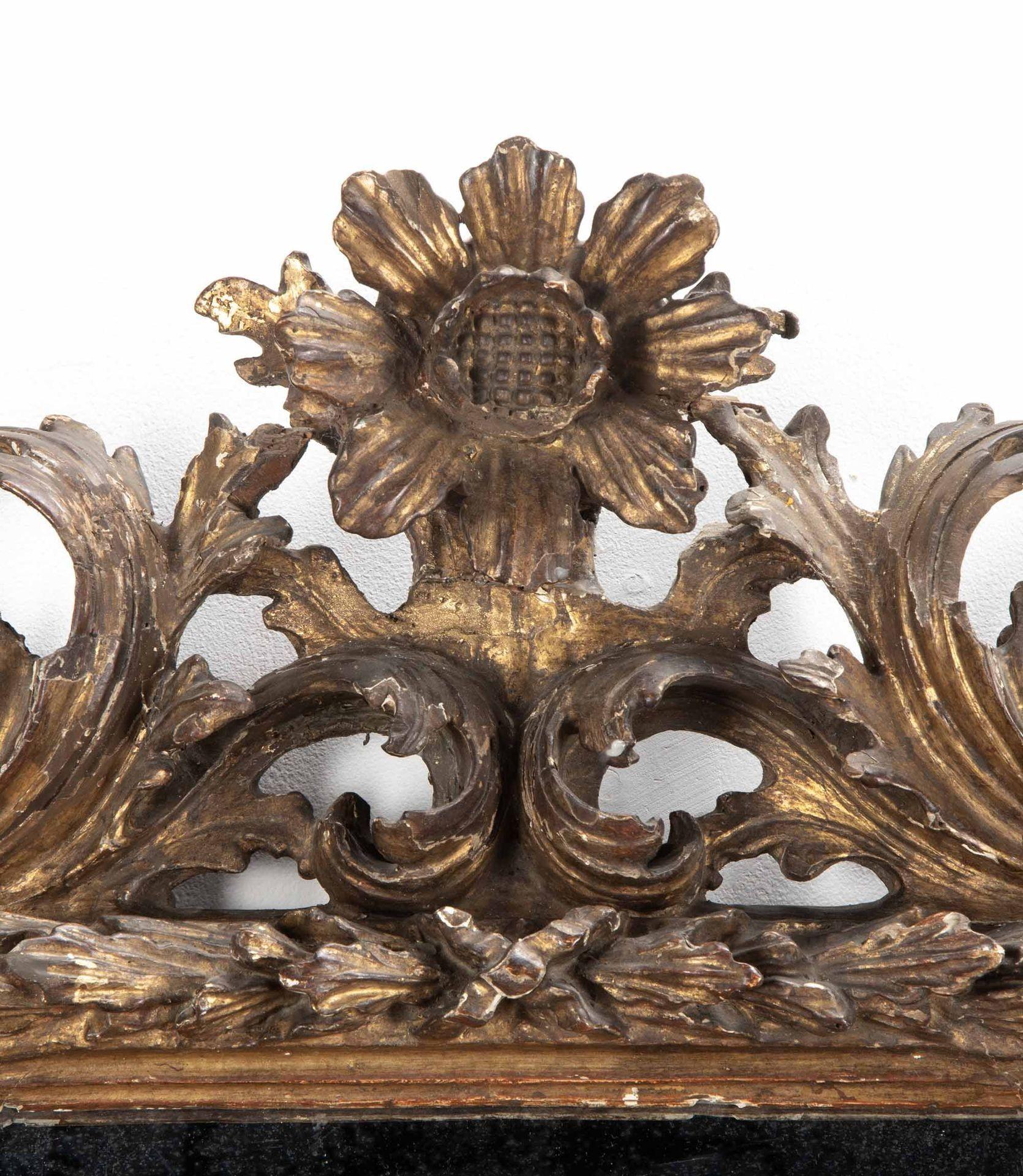 Miroir italien du 18e siècle en bois sculpté et doré en vente 2