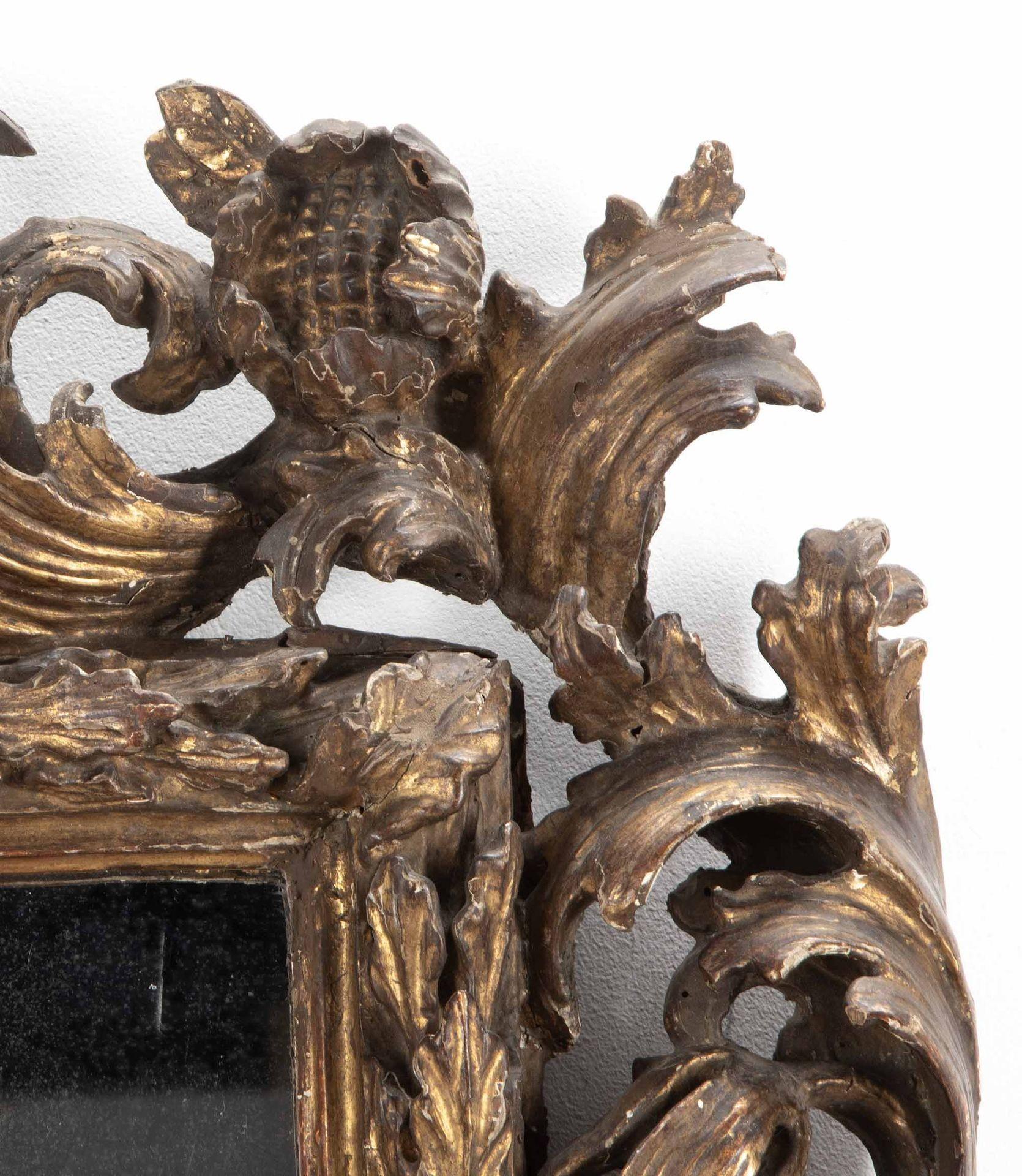 Miroir italien du 18e siècle en bois sculpté et doré en vente 3
