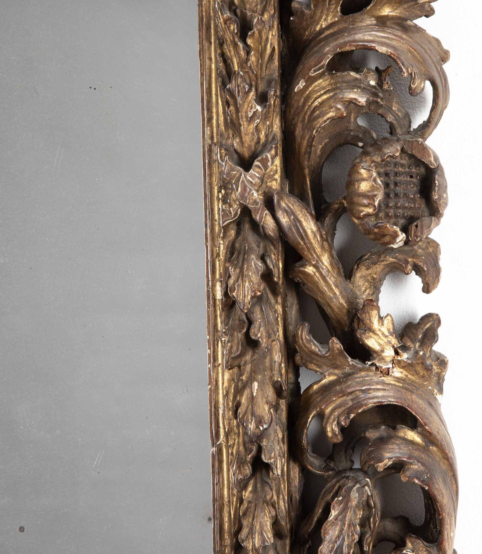 Miroir italien du 18e siècle en bois sculpté et doré en vente 4