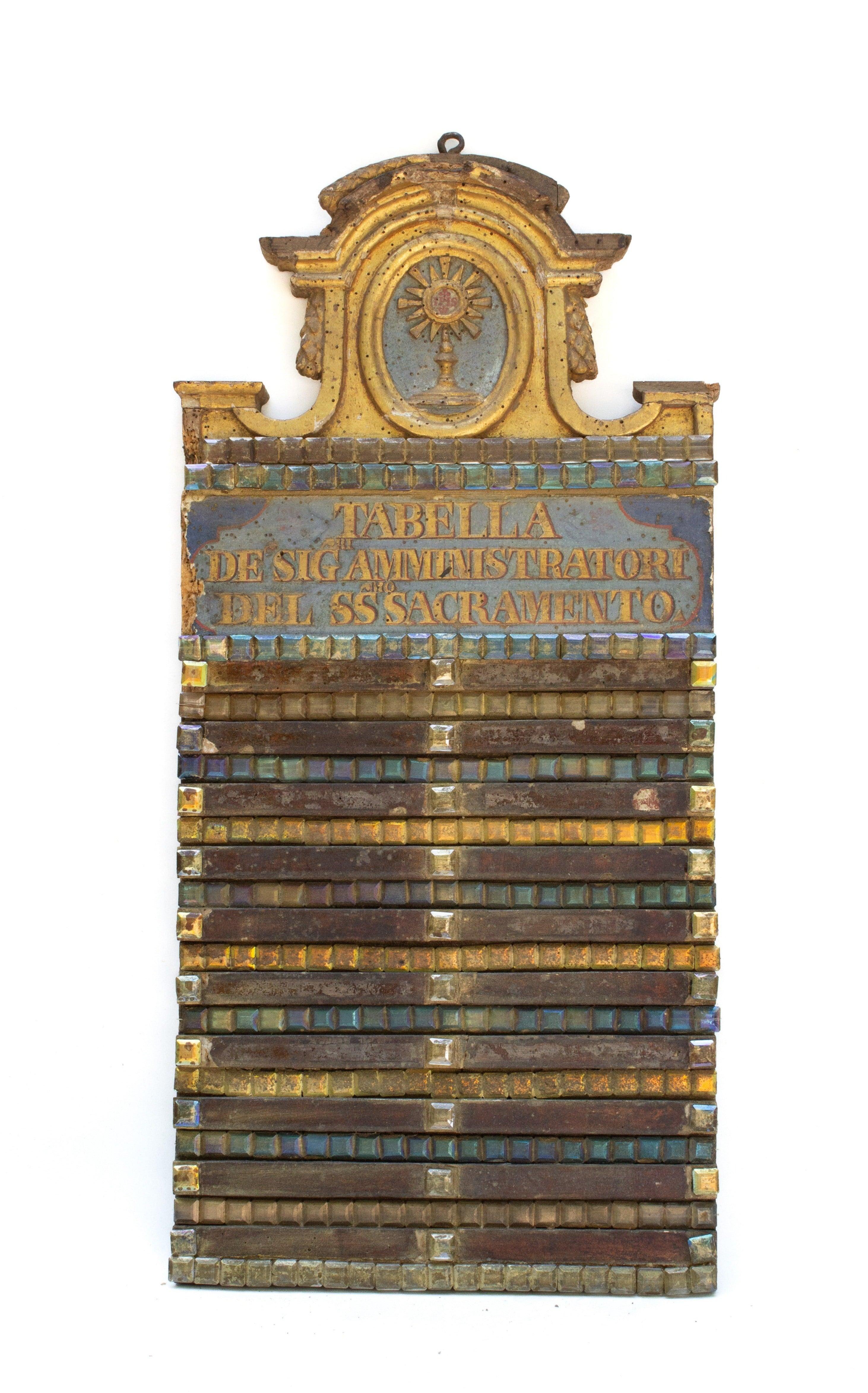 Italienische vergoldete Kirchentafel aus dem 18. Jahrhundert, die mit facettierten Diamanten verziert ist. Sie lautet: 
