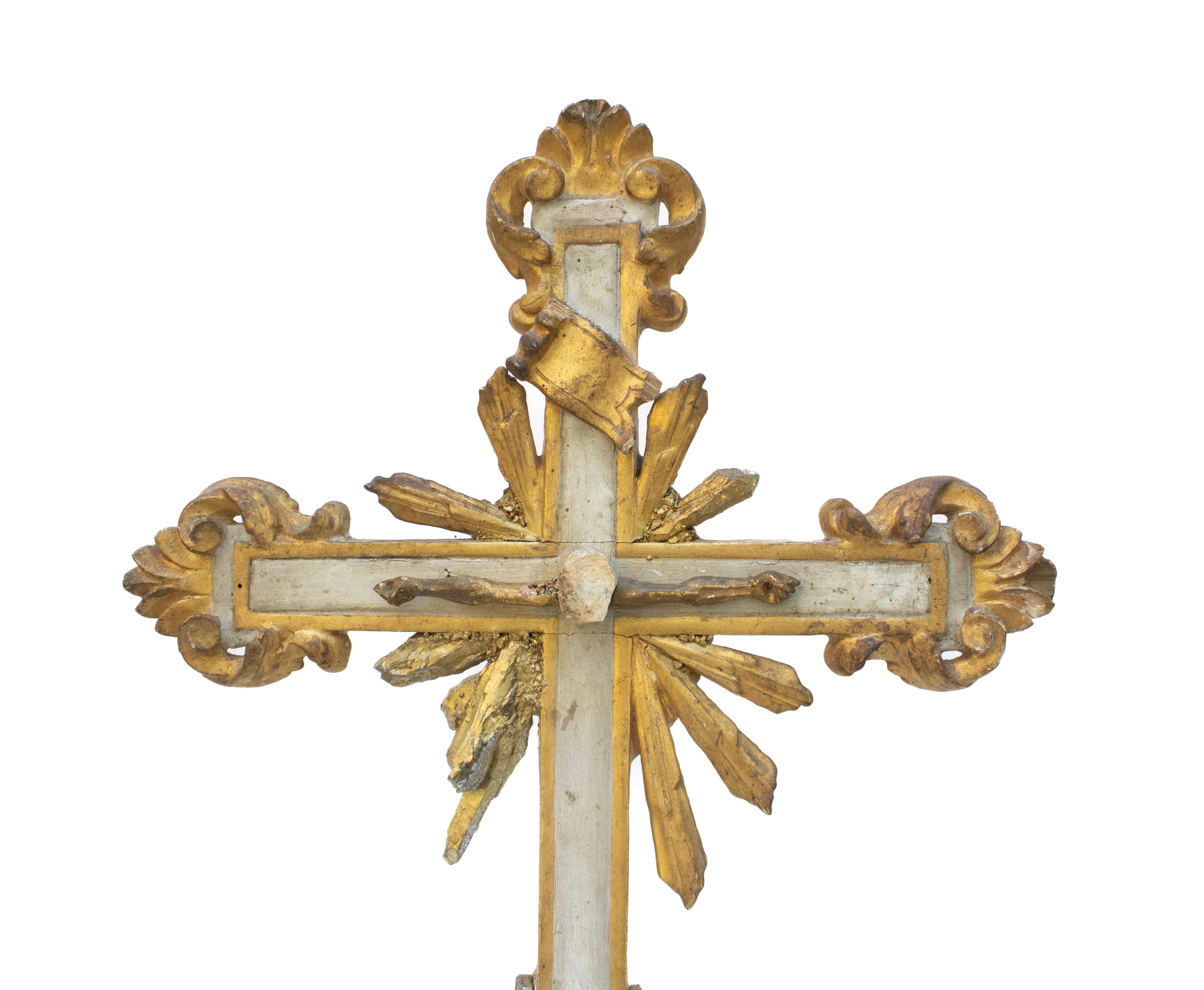 Croce dorata italiana del XVIII secolo con braccia di Cristo, acquamarina e punte di cristallo placcate in oro, montata su una base dorata e intagliata a mano.

La croce proviene da una chiesa storica della Toscana. Le punte di cristallo placcate in