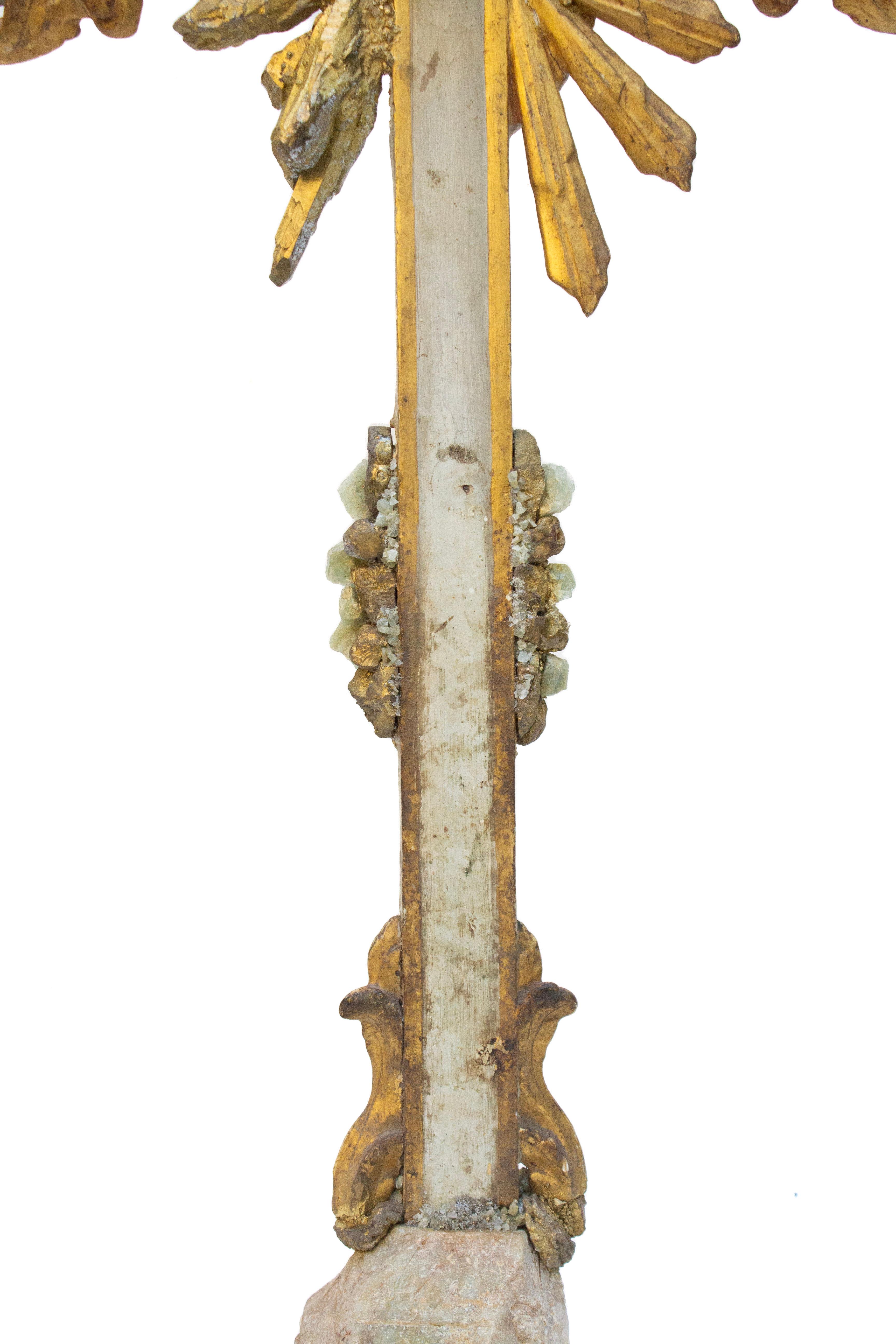 Italiano Croce e braccia di Cristo dorate del XVIII secolo con acquamarina in vendita