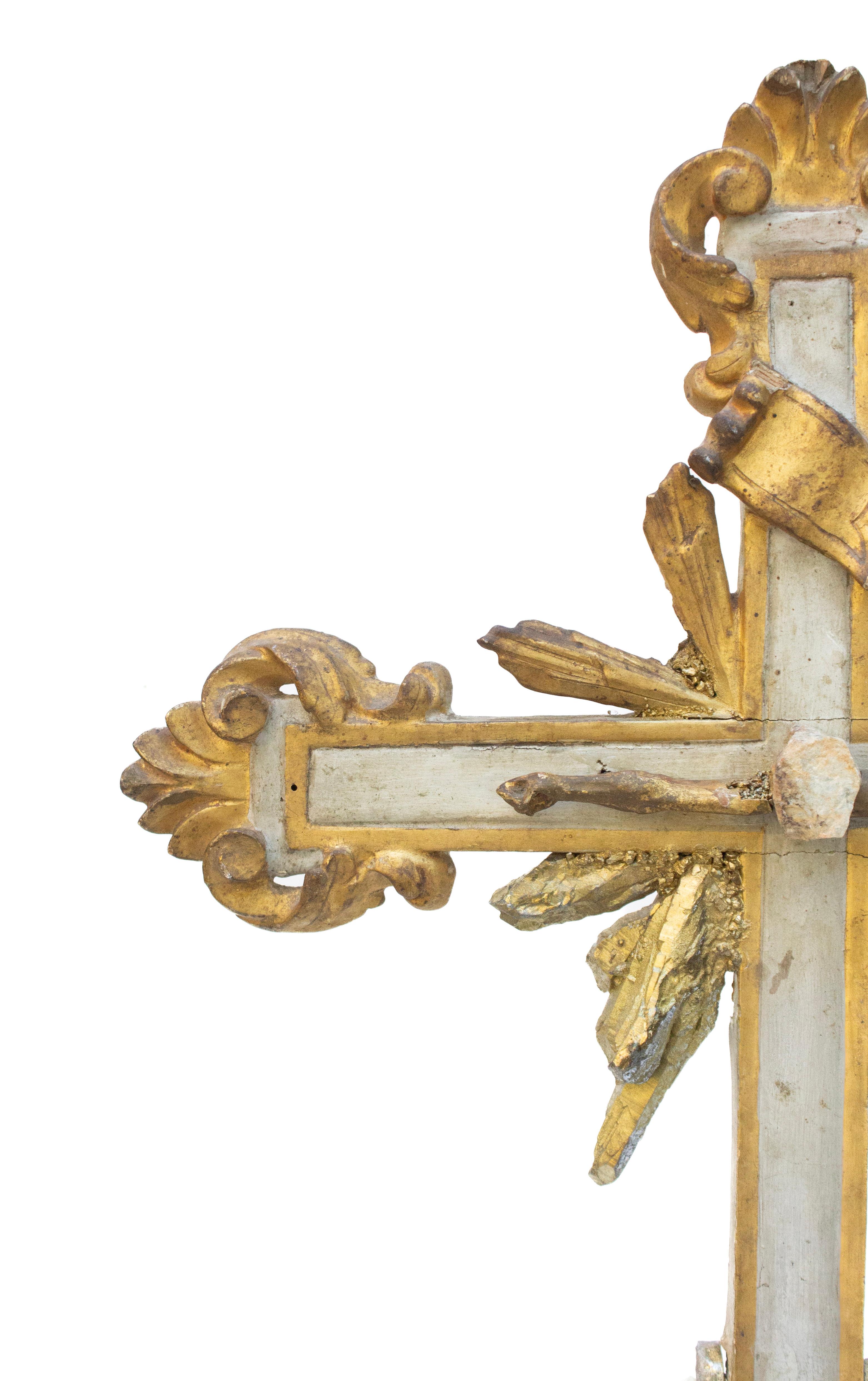 Intagliato a mano Croce e braccia di Cristo dorate del XVIII secolo con acquamarina in vendita