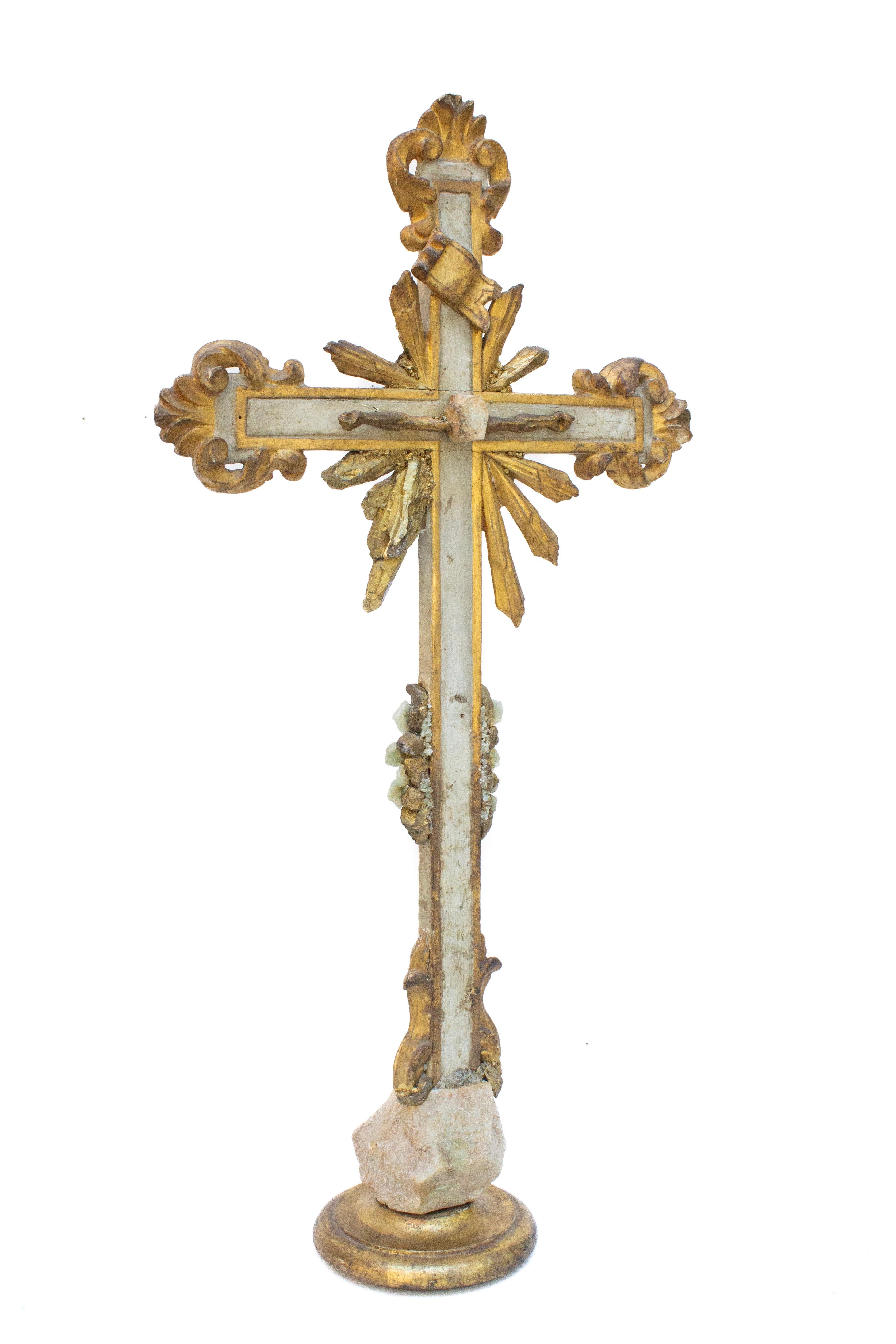 Fino al XVIII secolo Croce e braccia di Cristo dorate del XVIII secolo con acquamarina in vendita