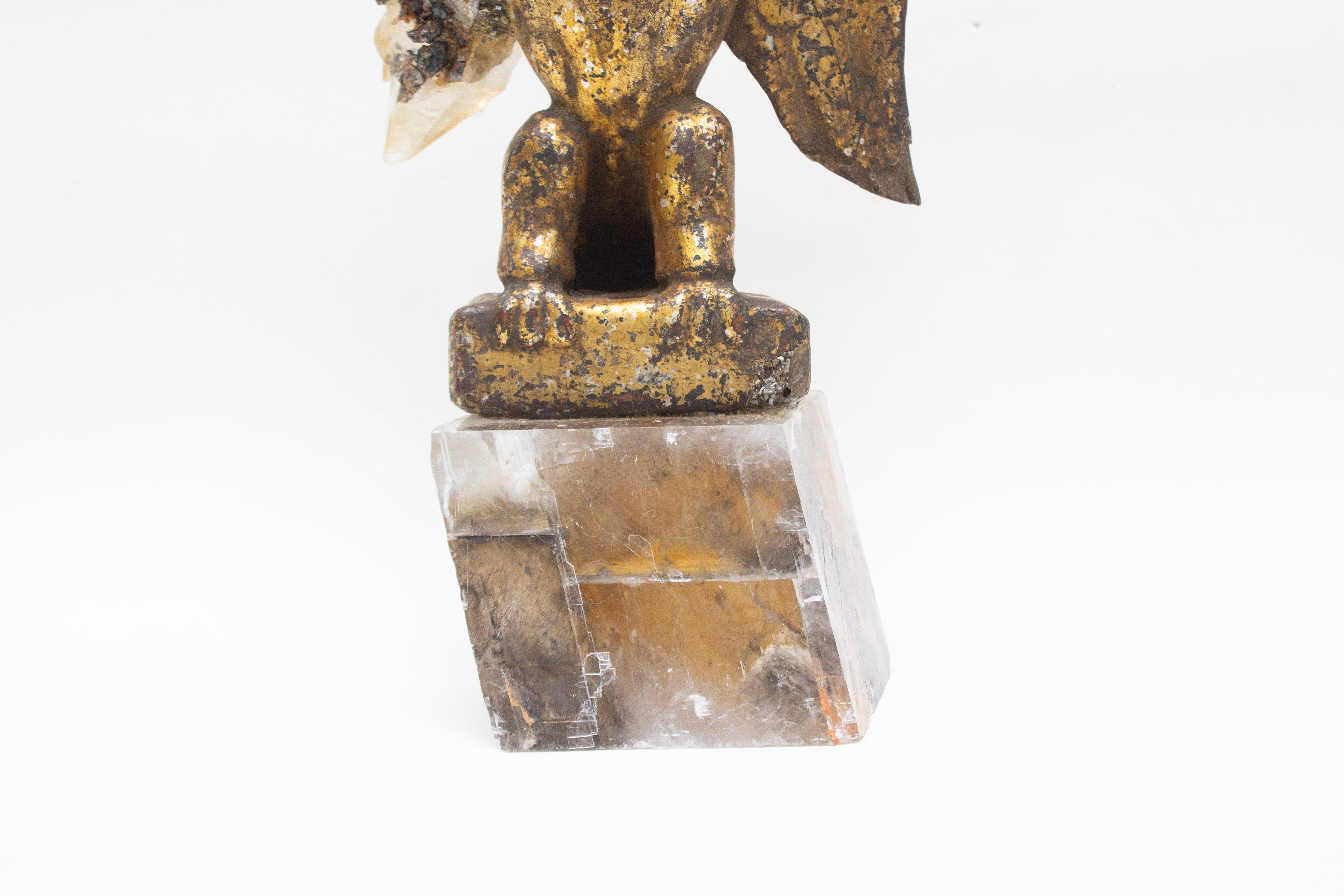 Italiano 18th Century Italian Gilded Eagle with Calcite Crystal in a Sphalerite Matrix in vendita
