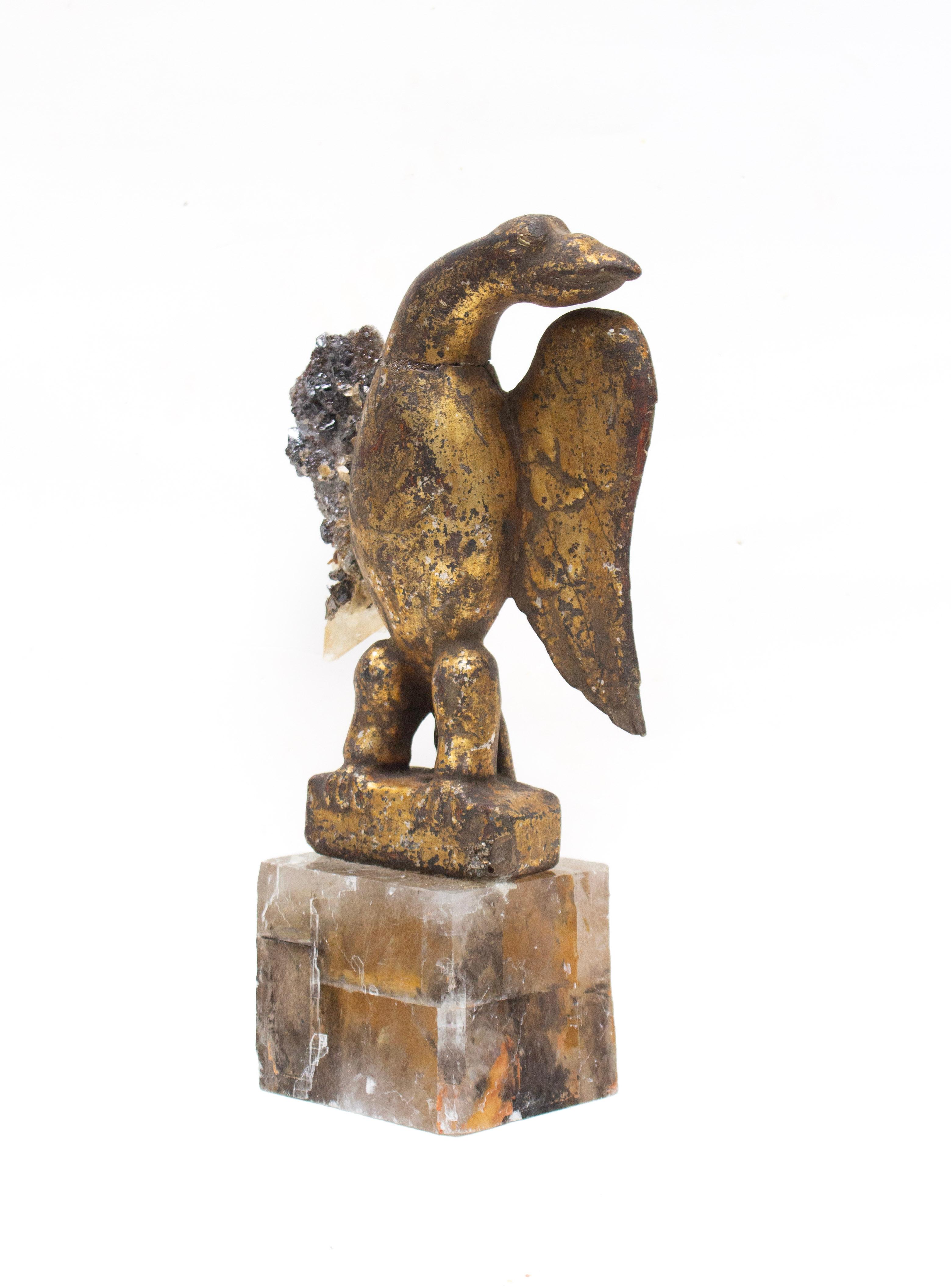 Fino al XVIII secolo 18th Century Italian Gilded Eagle with Calcite Crystal in a Sphalerite Matrix in vendita