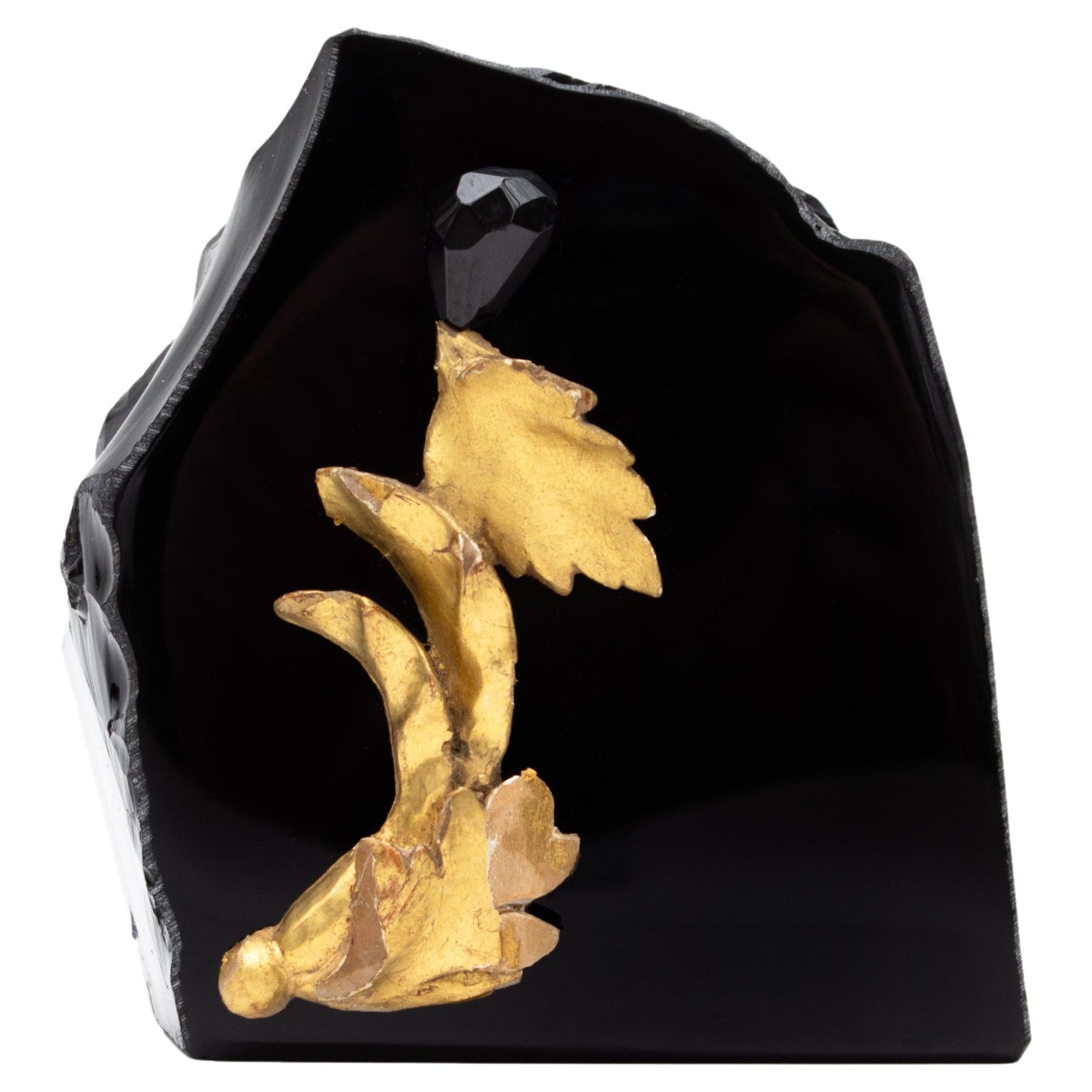Fragment italien doré du 18e siècle avec un cristal noir facetté sur obsidienne
