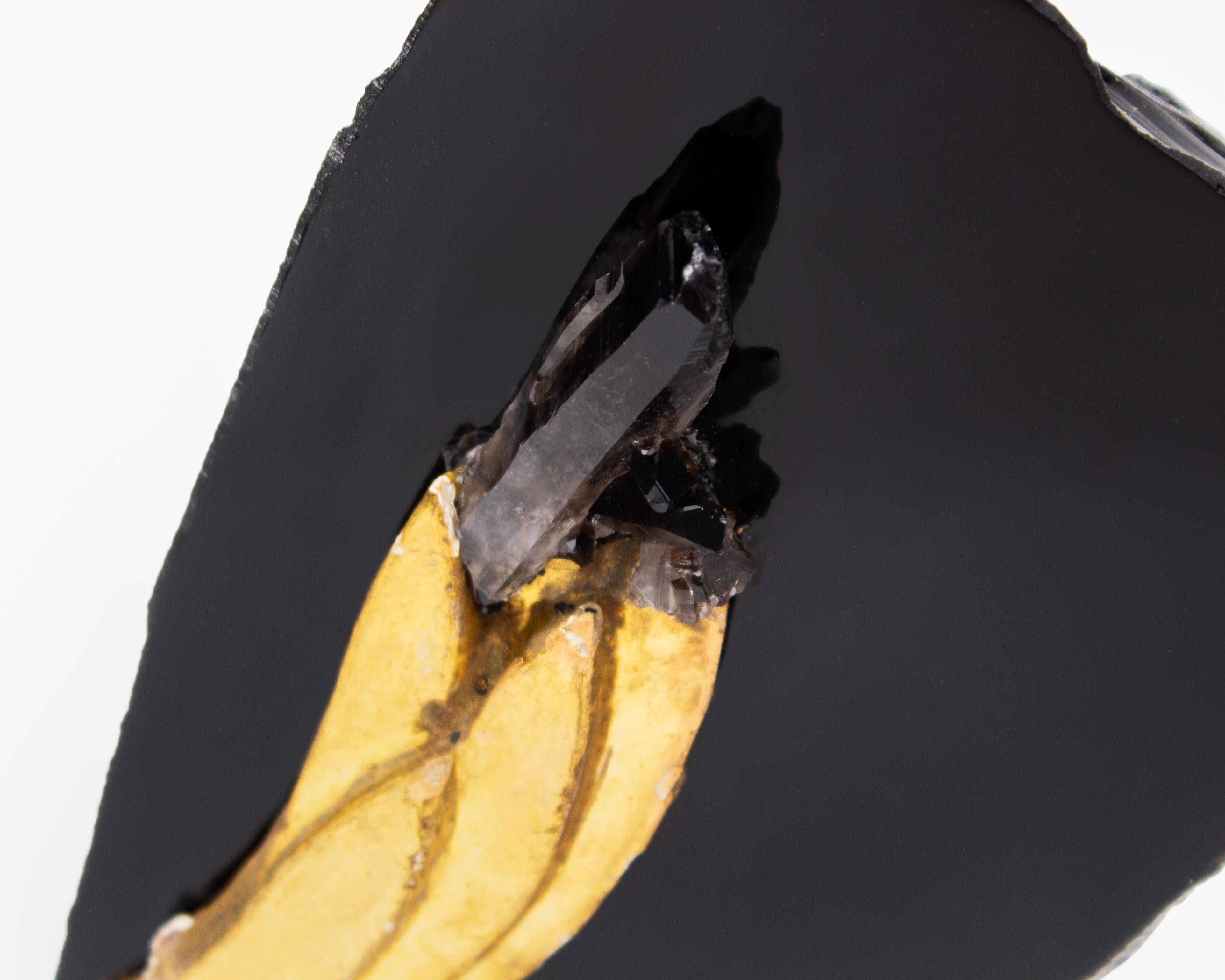 Italienisches vergoldetes Fragment des 18. Jahrhunderts mit schwarz bestrahlten Kristallen auf Obsidian (Organische Moderne) im Angebot