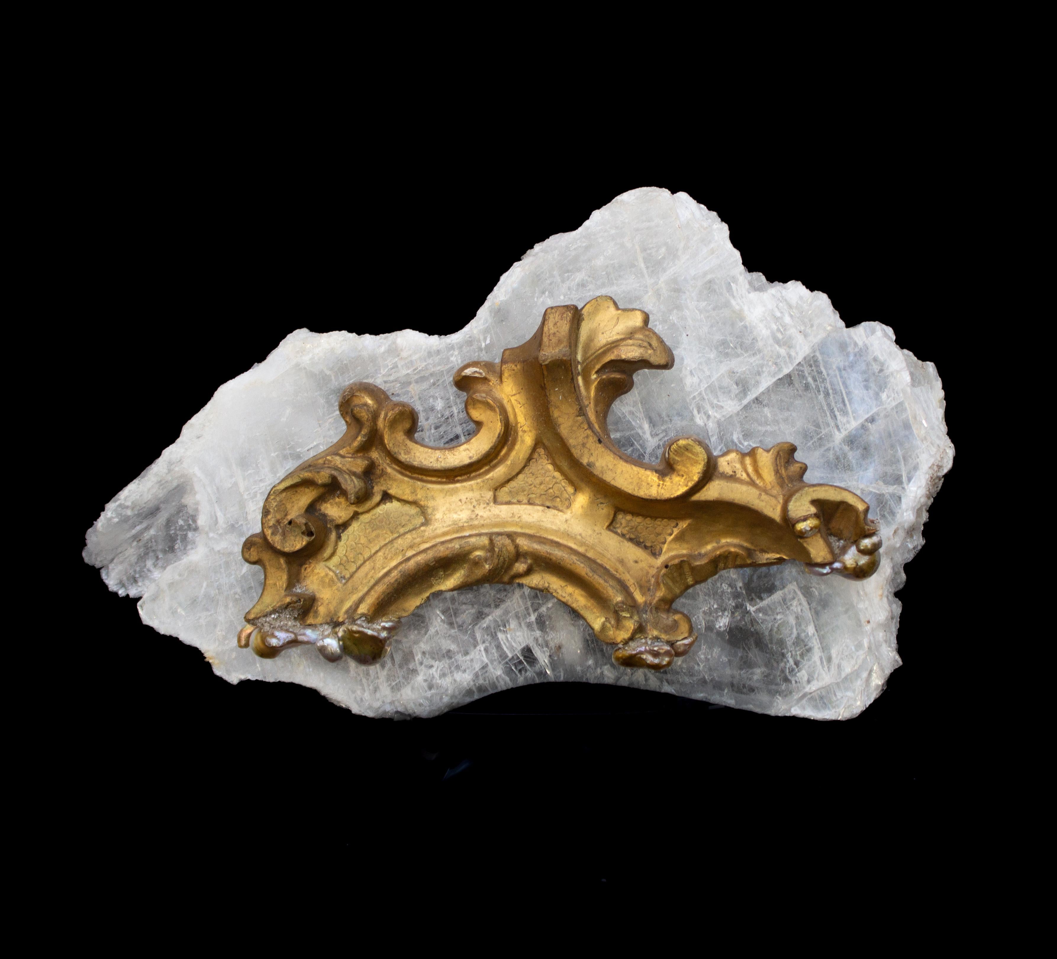 Skulpturales italienisches Rokoko-Fragment aus dem 18. Jahrhundert, vergoldet, mit naturgeformten Barockperlen auf einer Selenitplatte.

Das italienische Fragment stammt ursprünglich aus einer italienischen Kirche. Er ist mit Barockperlen verziert