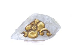 Fragmento rococó dorado italiano del siglo XVIII con cristales de cuarzo sobre selenita