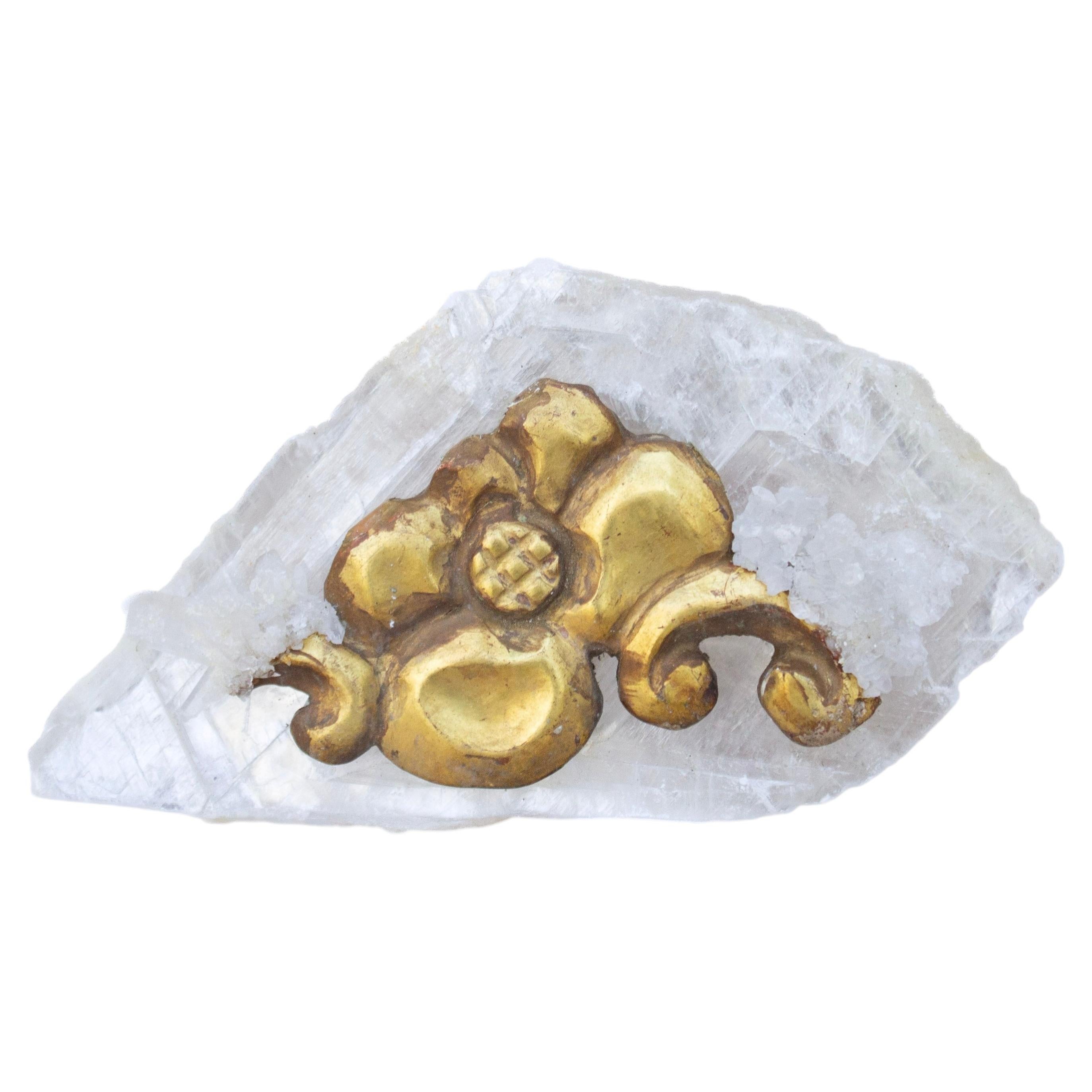 Frammento rococò dorato italiano del XVIII secolo con cristalli di quarzo su selenite