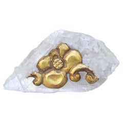 Fragmento rococó dorado italiano del siglo XVIII con cristales de cuarzo sobre selenita