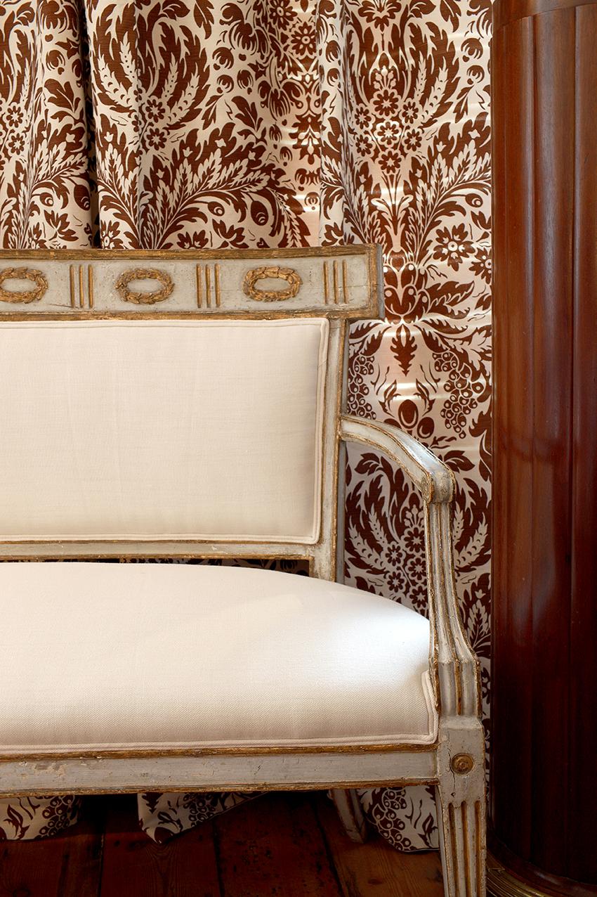 Italian gilded sofa with original paint from circa 18th Century.

H 91 x D 181 x D 60cm

Seat H 43cm

Seat D  47cm