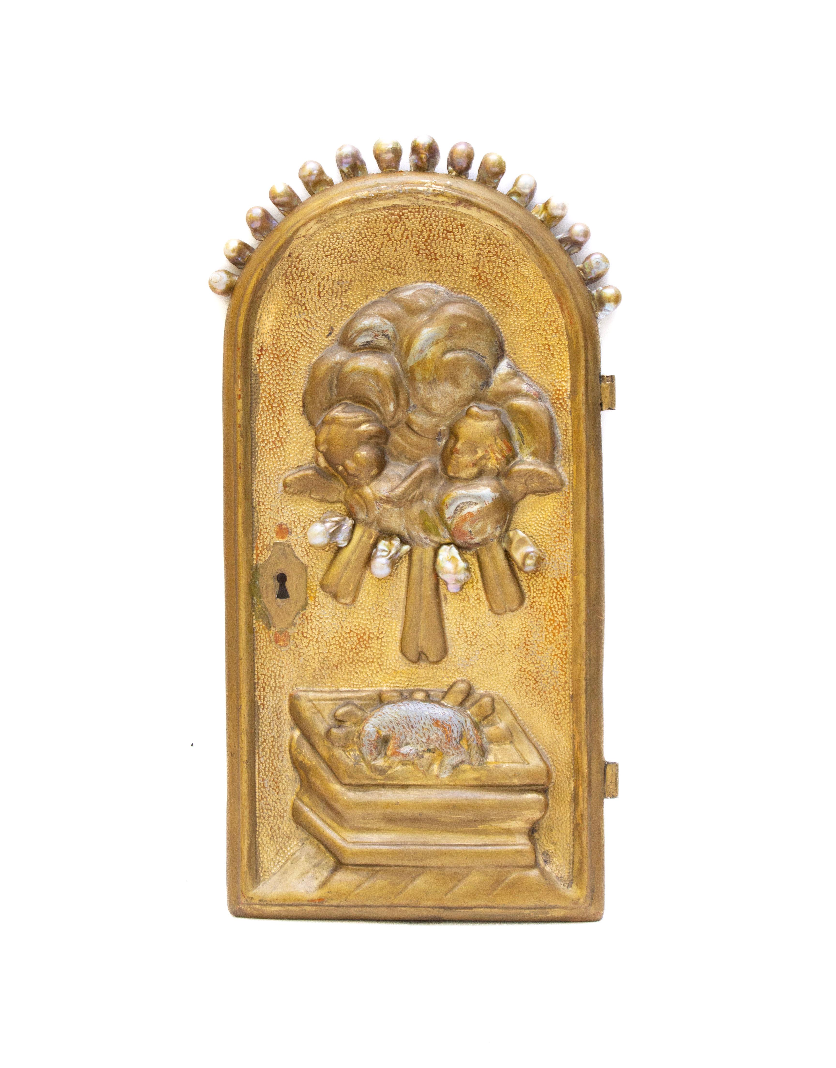 Porte de tabernacle italienne du XVIIIe siècle, sculptée à la main et dorée, ornée de perles baroques. Cette porte appartenait autrefois à un tabernacle qui servait à l'eucharistie dans une église. Il présente une représentation céleste d'anges