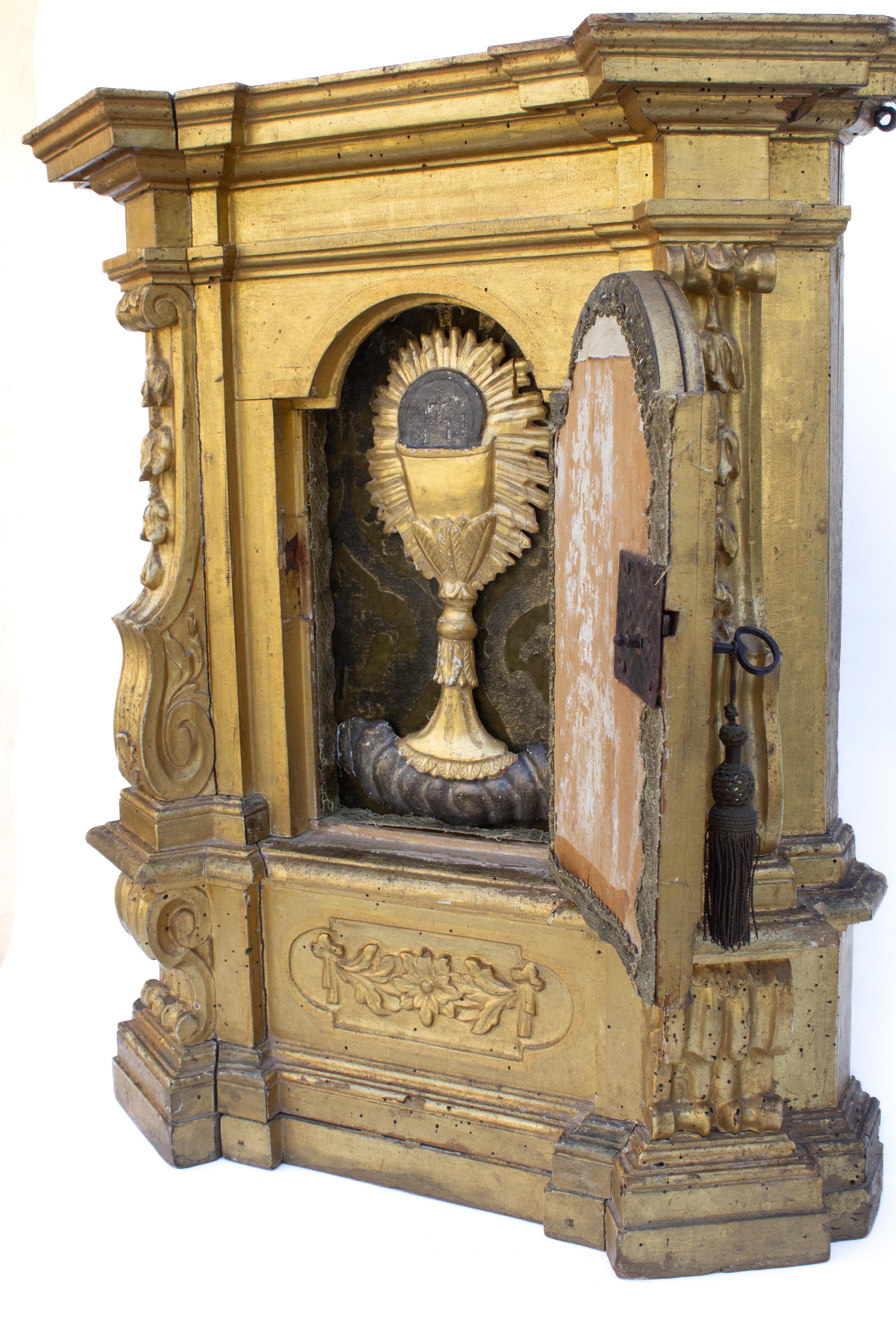 18th Century Italian Gilded Tabernacle with a Hand-Carved Chalice Fragment For Sale 4