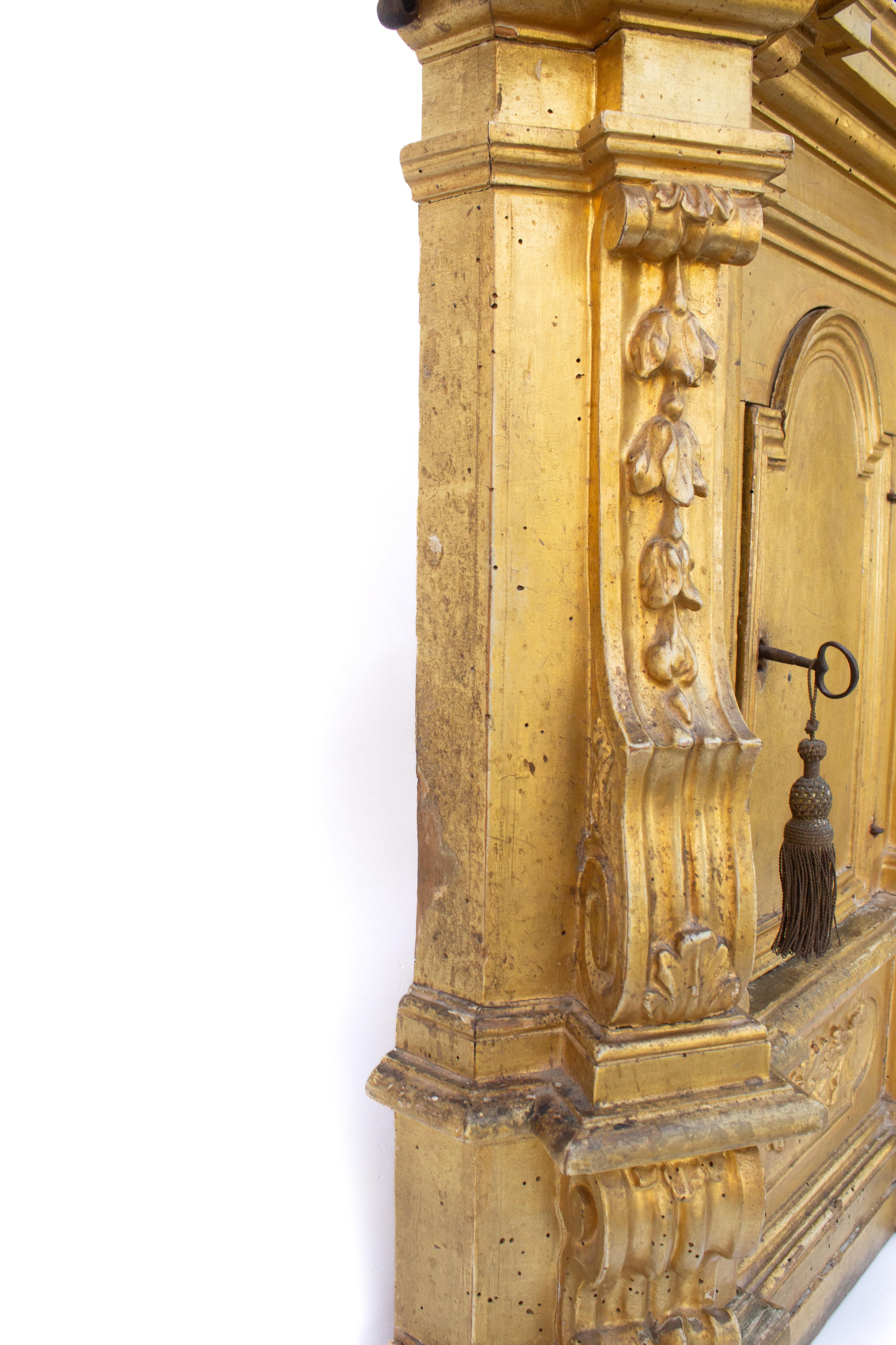 18th Century Italian Gilded Tabernacle with a Hand-Carved Chalice Fragment For Sale 6
