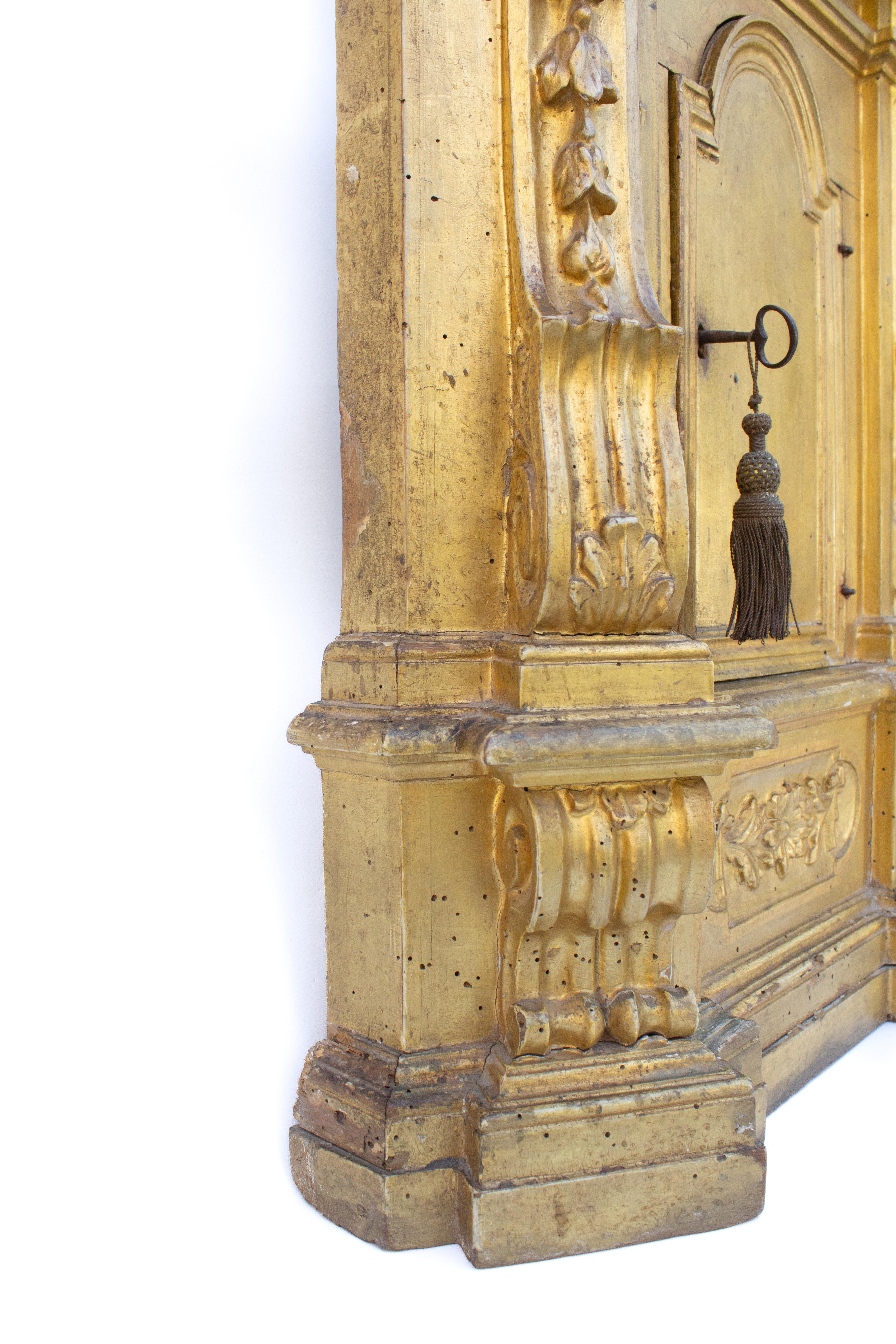 18th Century Italian Gilded Tabernacle with a Hand-Carved Chalice Fragment For Sale 7