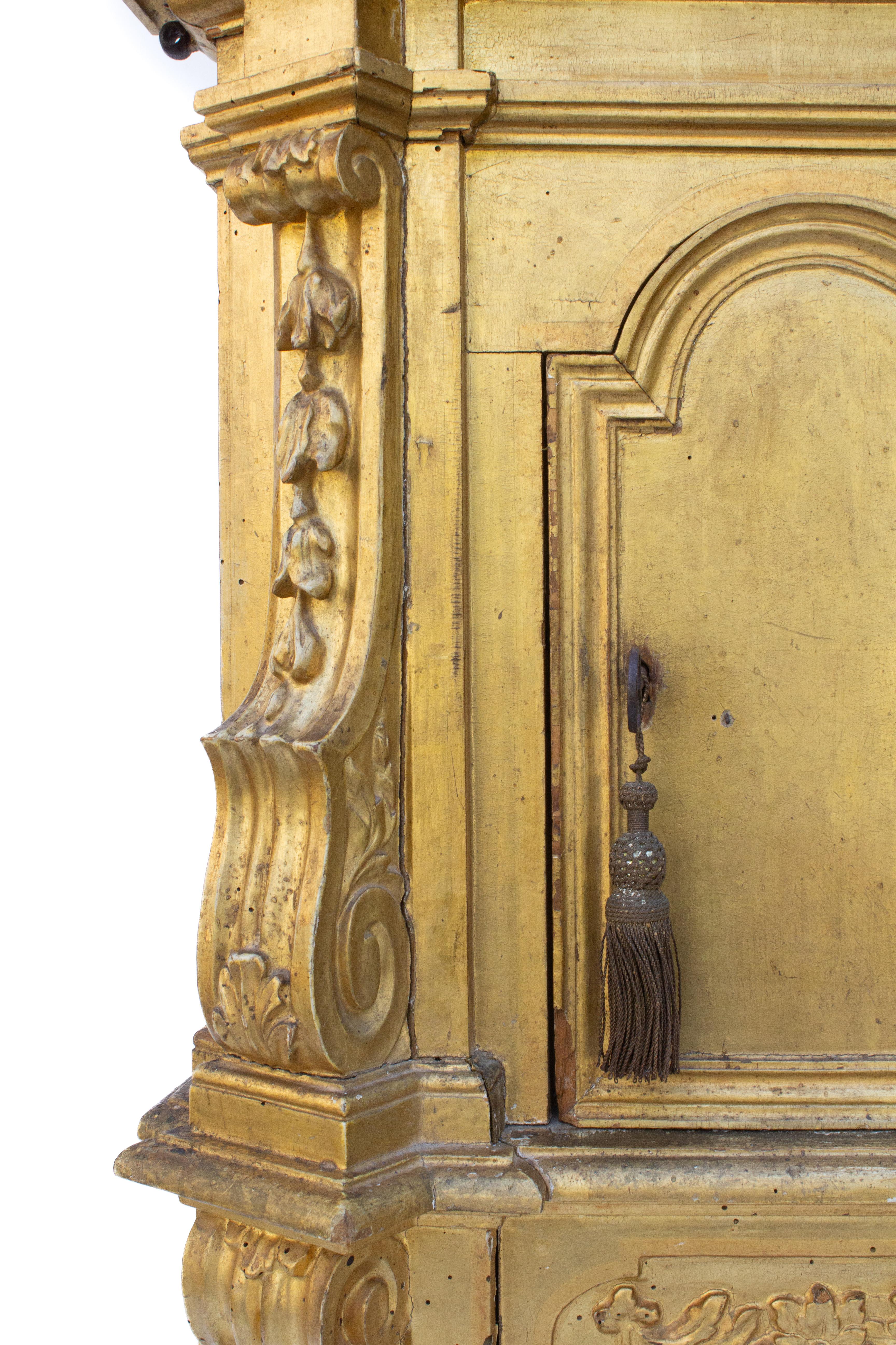 18th Century Italian Gilded Tabernacle with a Hand-Carved Chalice Fragment In Good Condition For Sale In Dublin, Dalkey