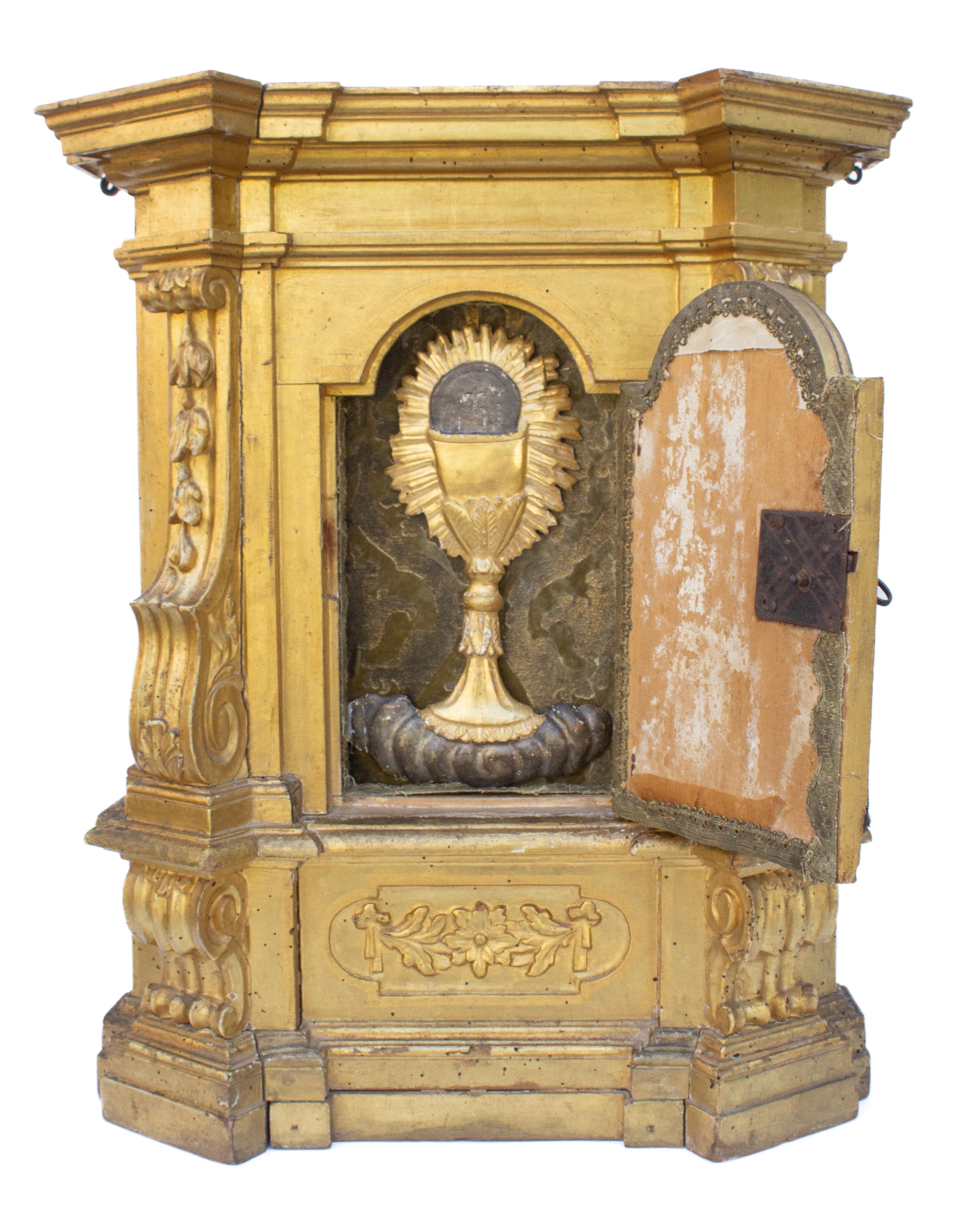 18th Century Italian Gilded Tabernacle with a Hand-Carved Chalice Fragment For Sale 1