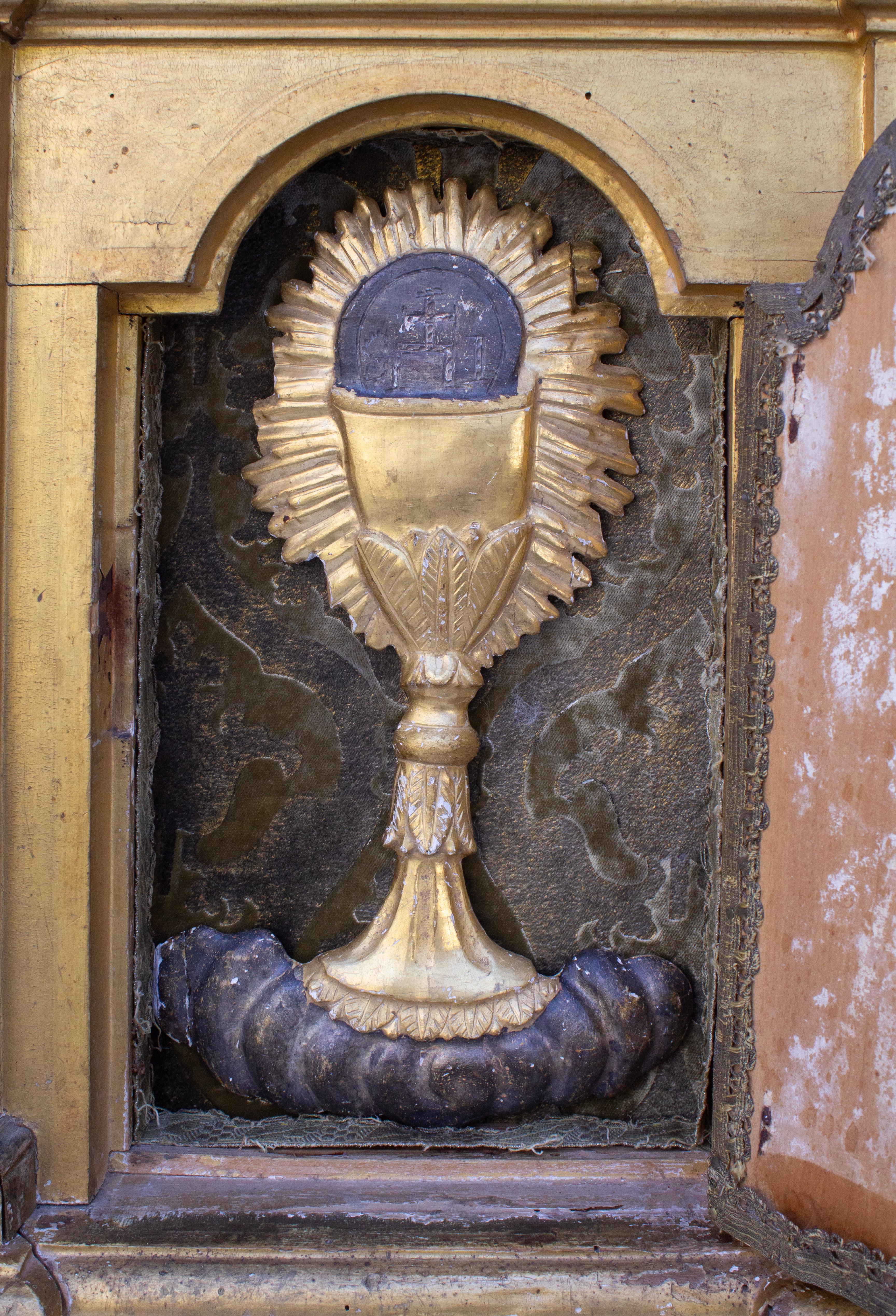 18th Century Italian Gilded Tabernacle with a Hand-Carved Chalice Fragment For Sale 2