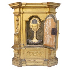 Tabernacolo italiano dorato del XVIII secolo con un frammento di calice intagliato a mano