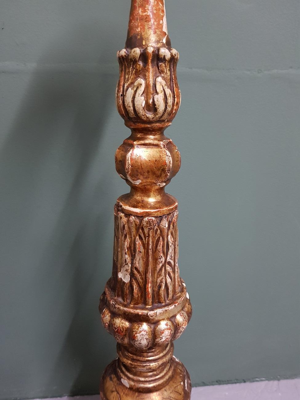 18th Century Italian Gilded Wooden Candlestick In Good Condition For Sale In Raalte, NL