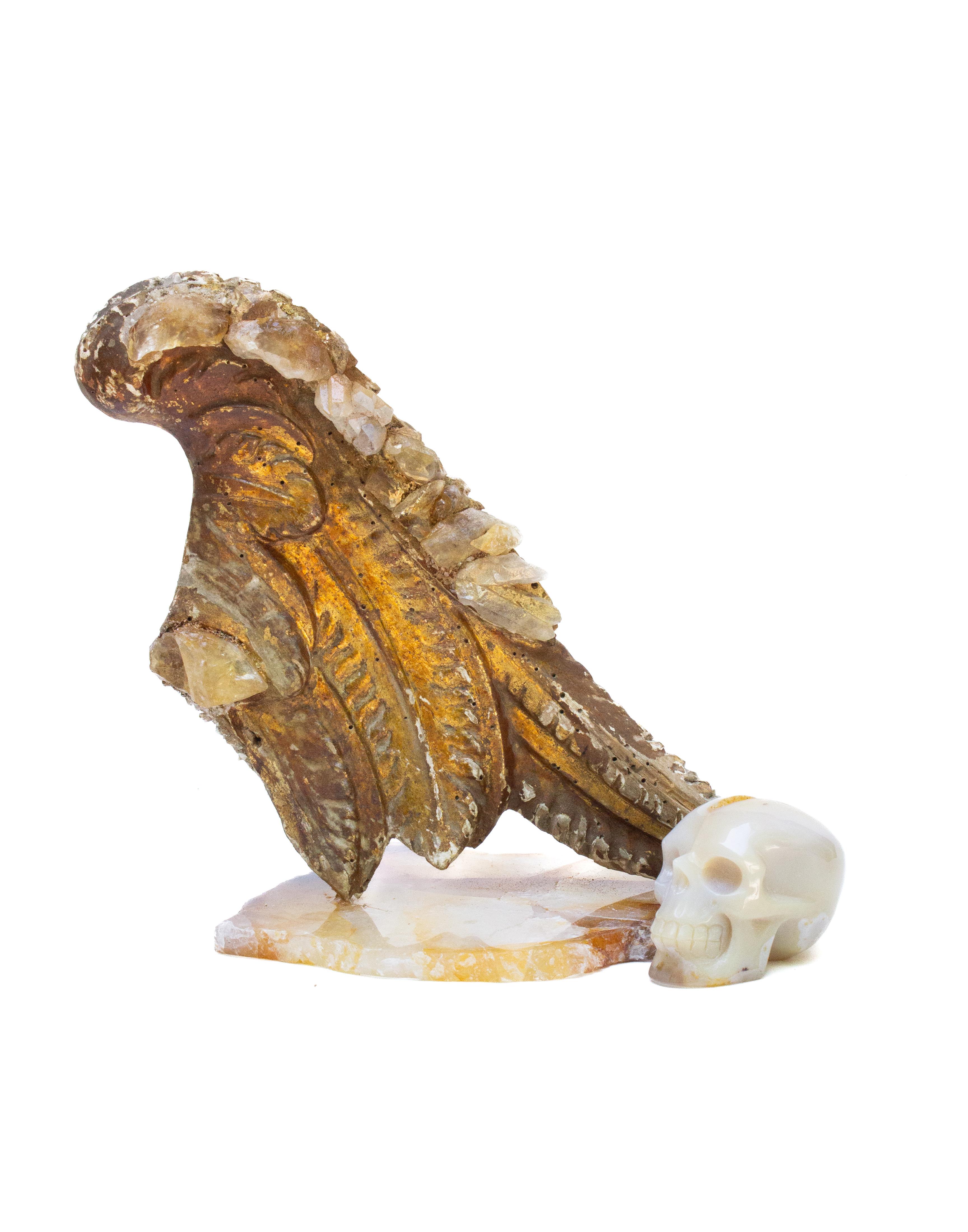 Escultural ala de ángel italiana del siglo XVIII tallada a mano en marrón y dorado, adornada con cristales de citrino y cuarzo y montada sobre una losa hematoide pulida. La calavera de cristal es extraíble y hace juego con la base. El ala de ángel