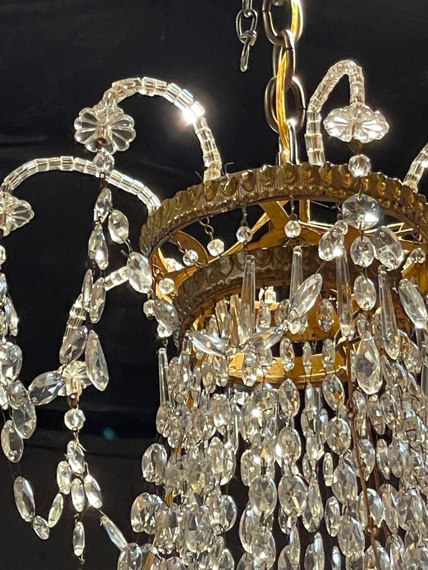 Laiton Lustres italiens du 18ème siècle en laiton doré et cristal en vente