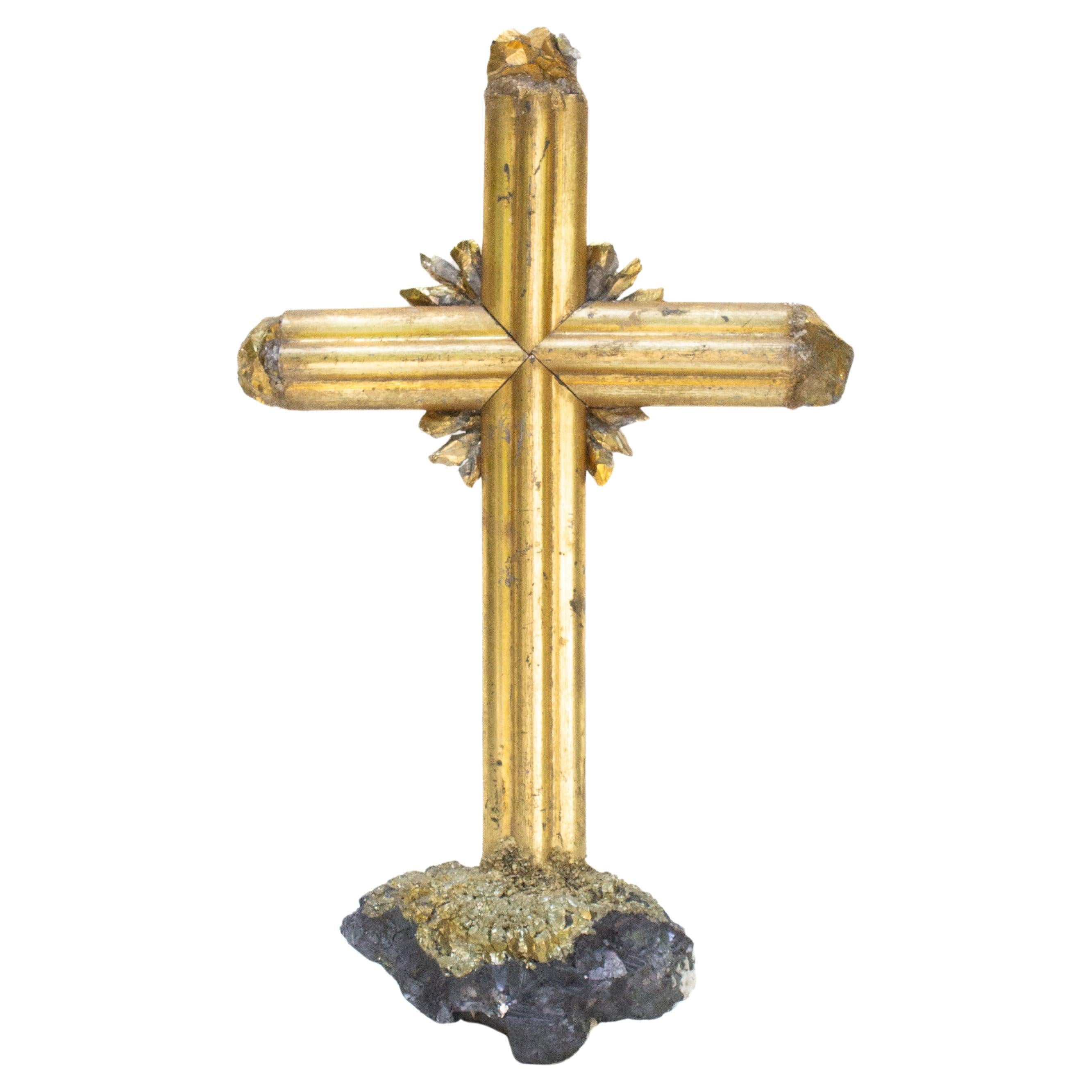 Cruz dorada italiana del siglo XVIII sobre hematites y pirita con puntas de cristal dorado