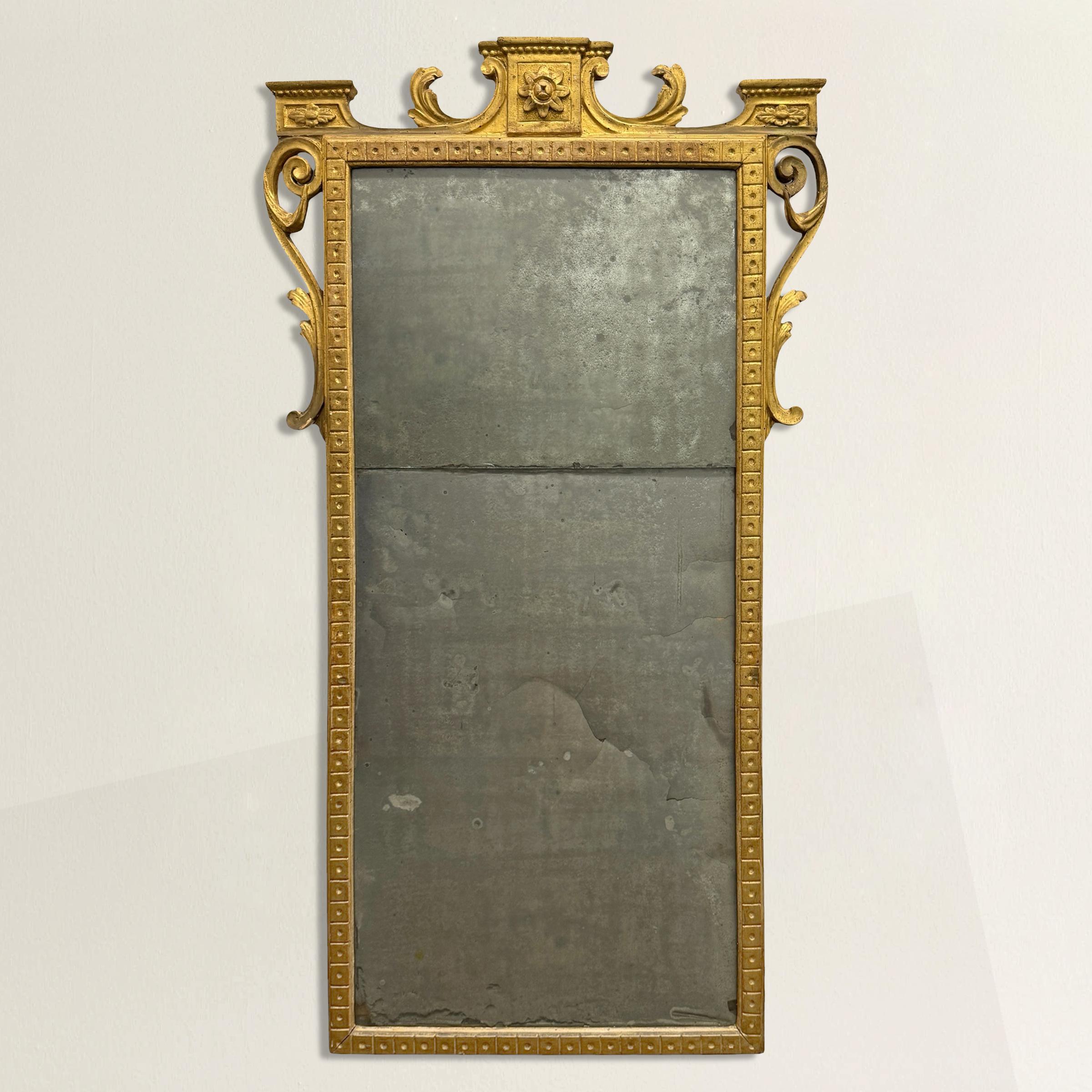 Ce miroir italien du XVIIIe siècle à cadre doré est un chef-d'œuvre d'imperfection, rayonnant de caractère et d'histoire dans une égale mesure. Le verre argenté d'origine, fabriqué en deux sections - une nécessité lorsque les grandes vitres