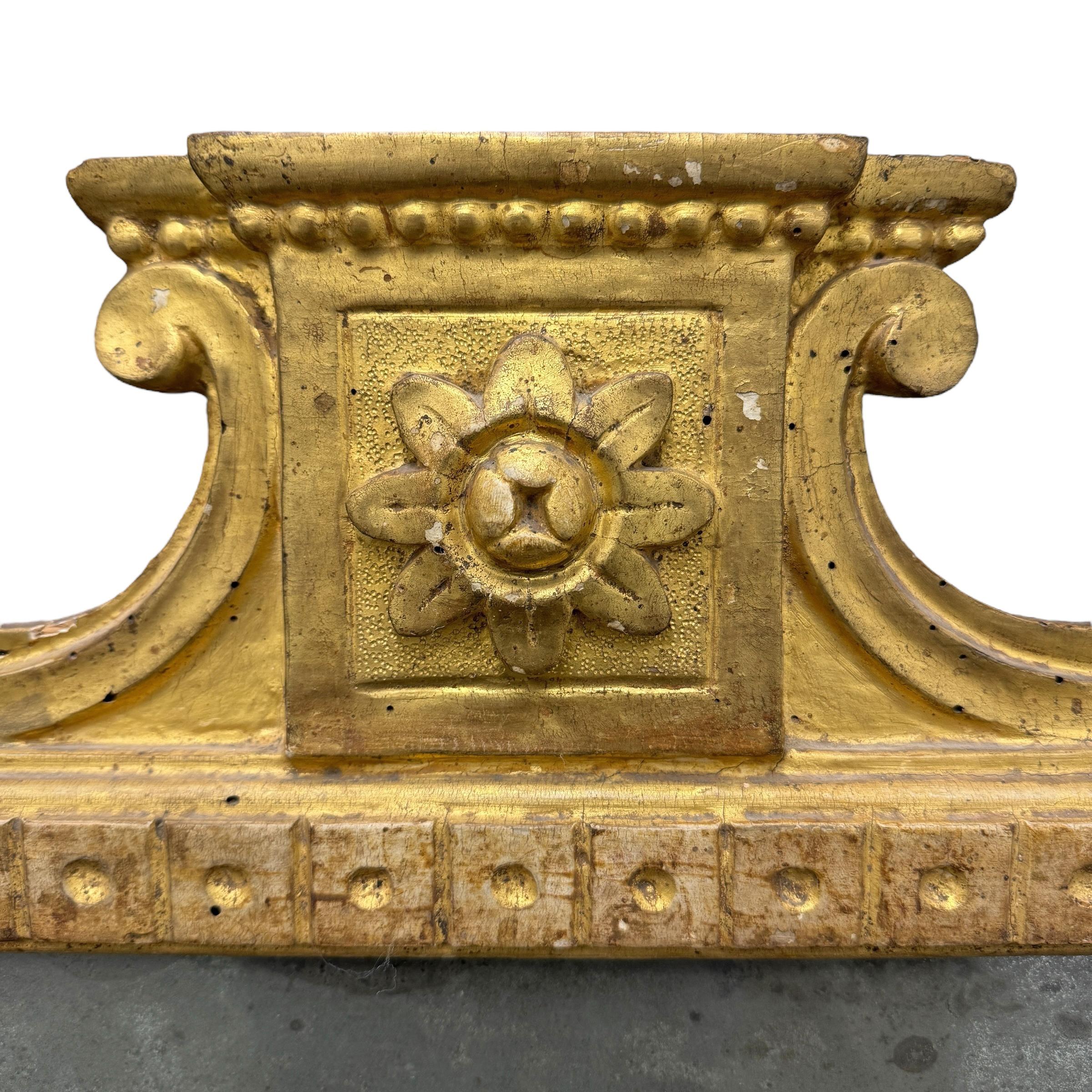 XVIIIe siècle et antérieur Miroir italien du 18e siècle à encadrement doré en vente