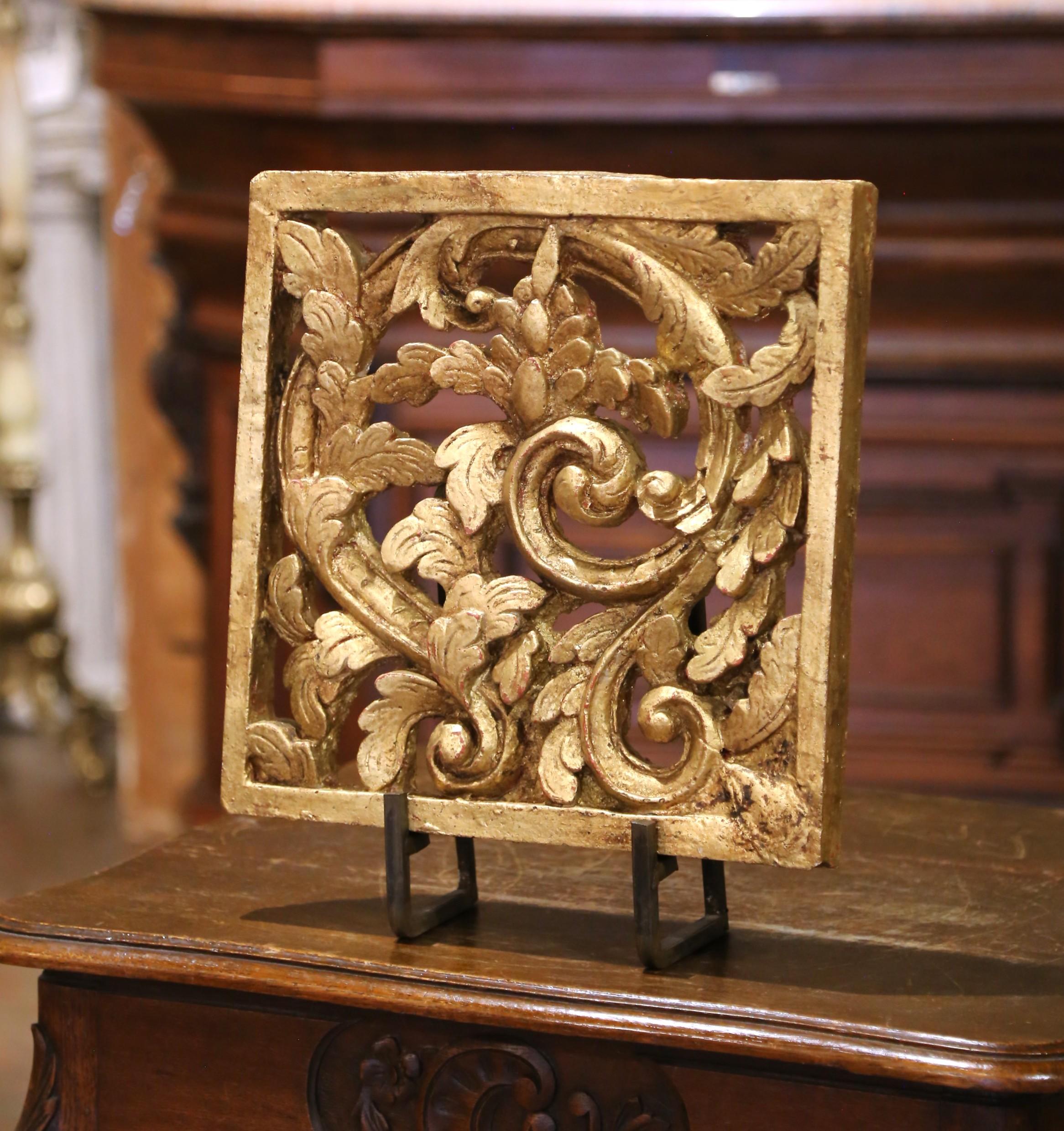 Questa placca da parete italiana ornata è stata realizzata intorno al 1780 in ferro lavorato a mano e rifinita con una ricca doratura, mostrando intricate volute traforate e motivi fogliati in alto rilievo. Probabilmente parte di un insieme