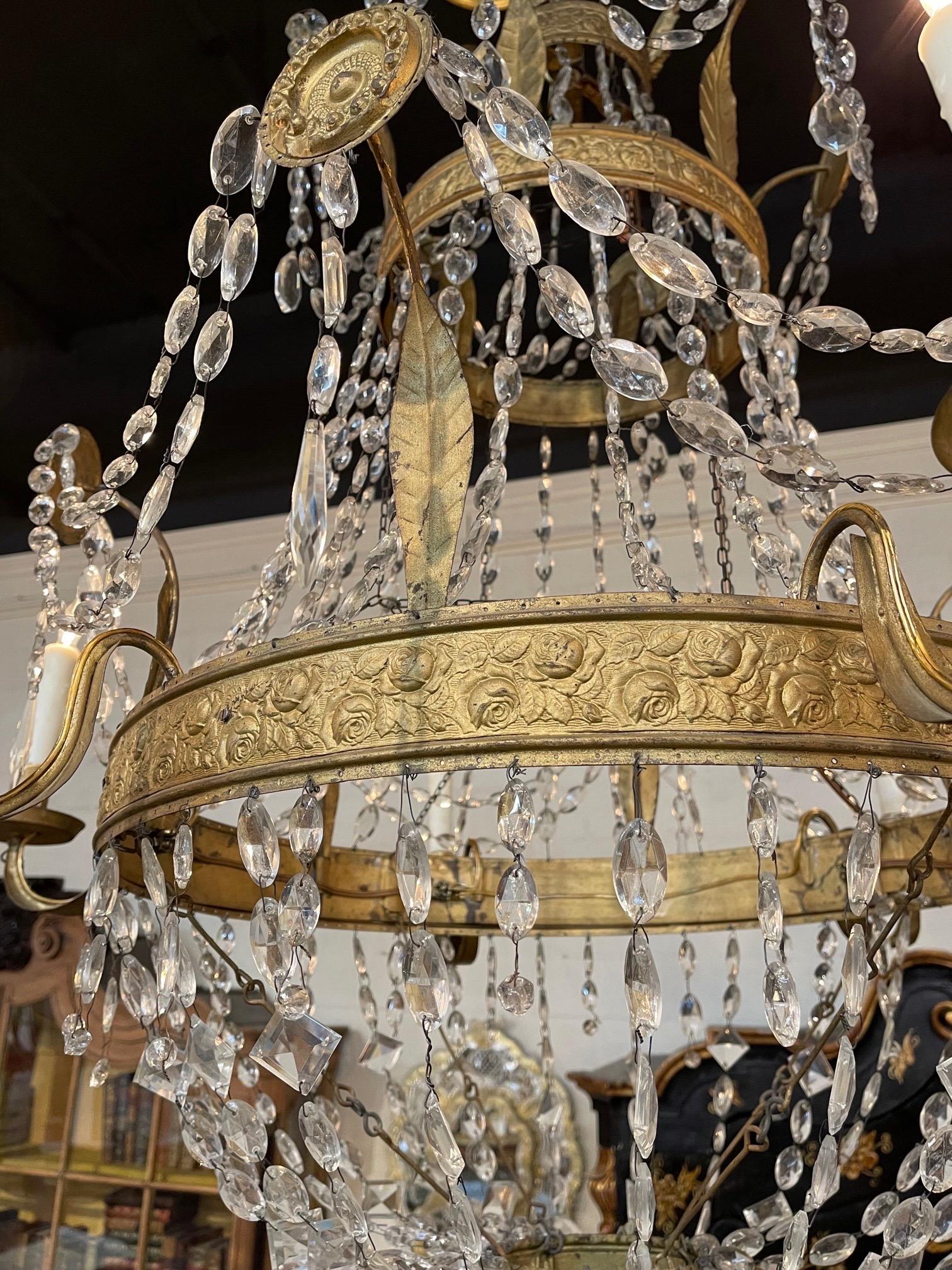 Exceptionnel lustre du XVIIIe siècle en métal doré et cristal de Toscane. Avec des cristaux en cascade et de jolis détails en métal doré, notamment des médaillons décoratifs. Superbe !