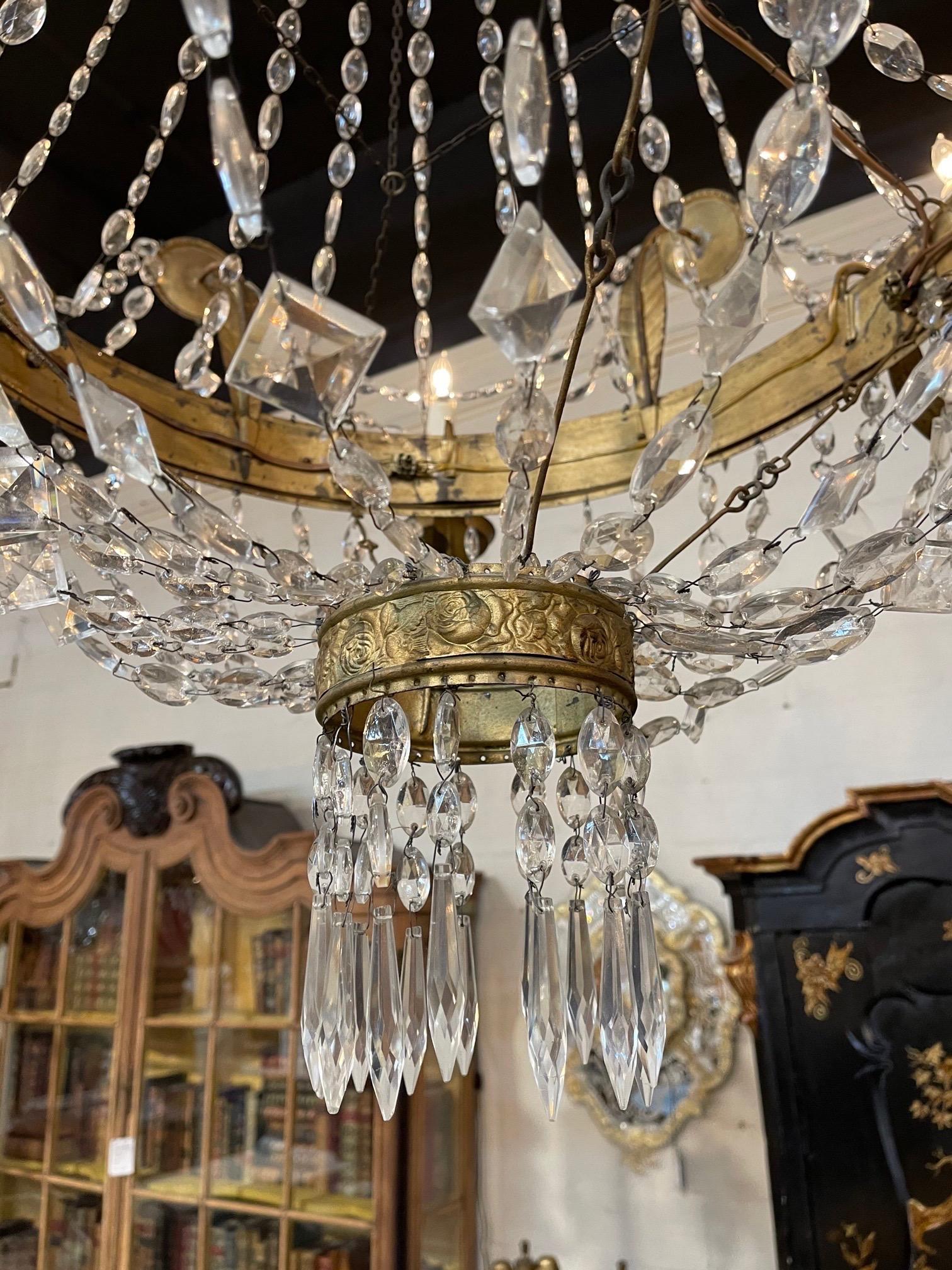 Doré Lustre italien du XVIIIe siècle en métal doré et cristal en vente