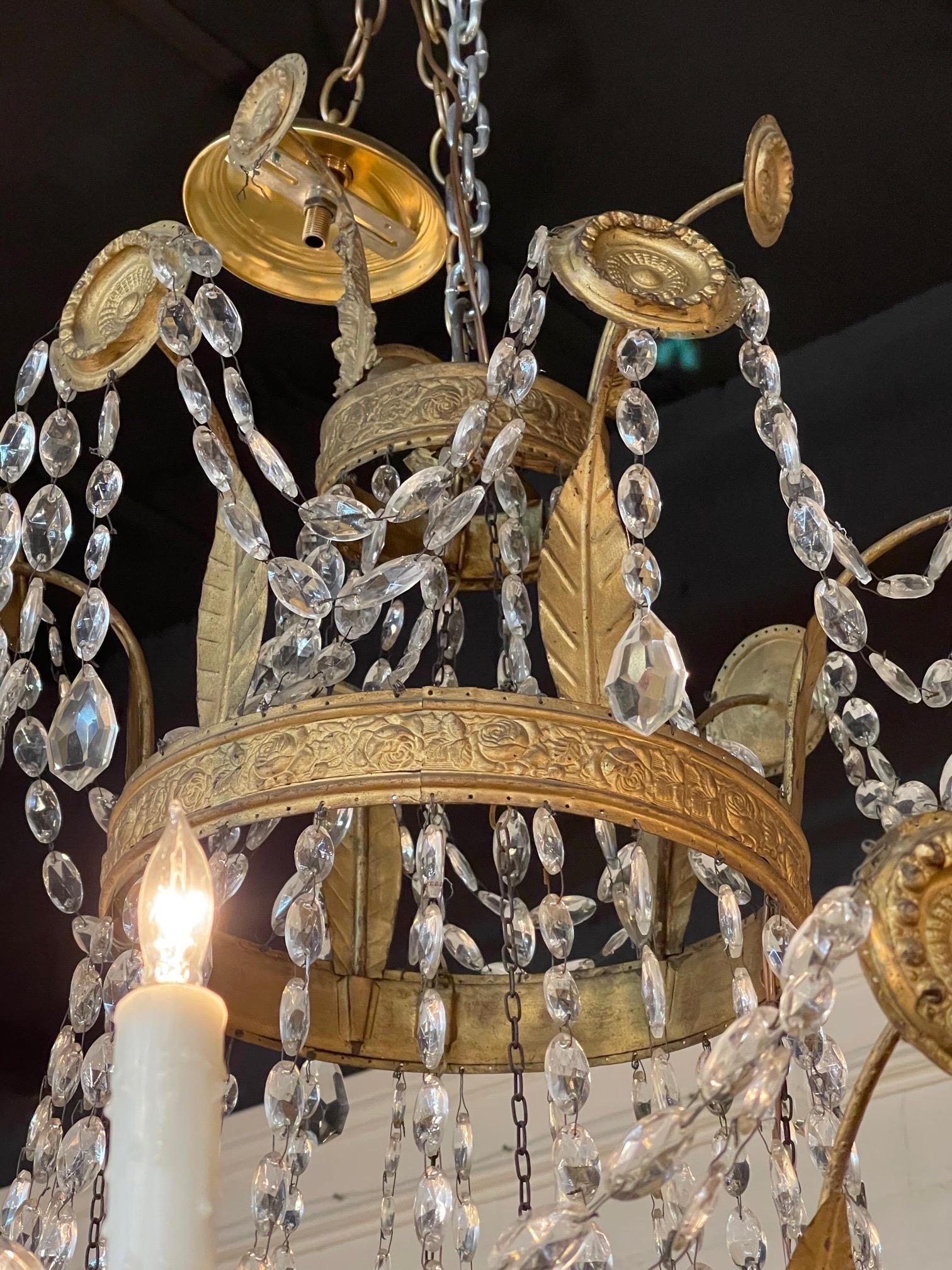 XVIIIe siècle et antérieur Lustre italien du XVIIIe siècle en métal doré et cristal en vente