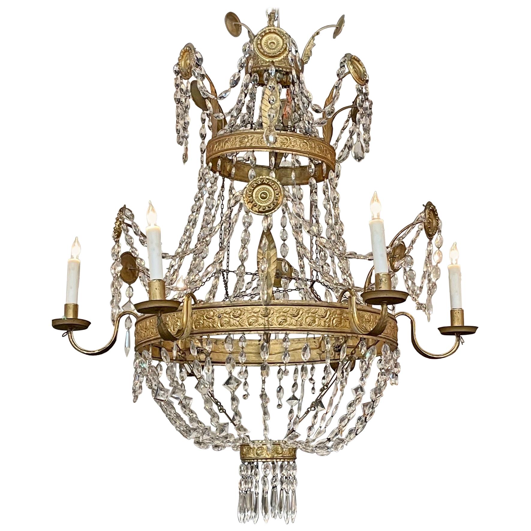 Lustre italien du XVIIIe siècle en métal doré et cristal en vente