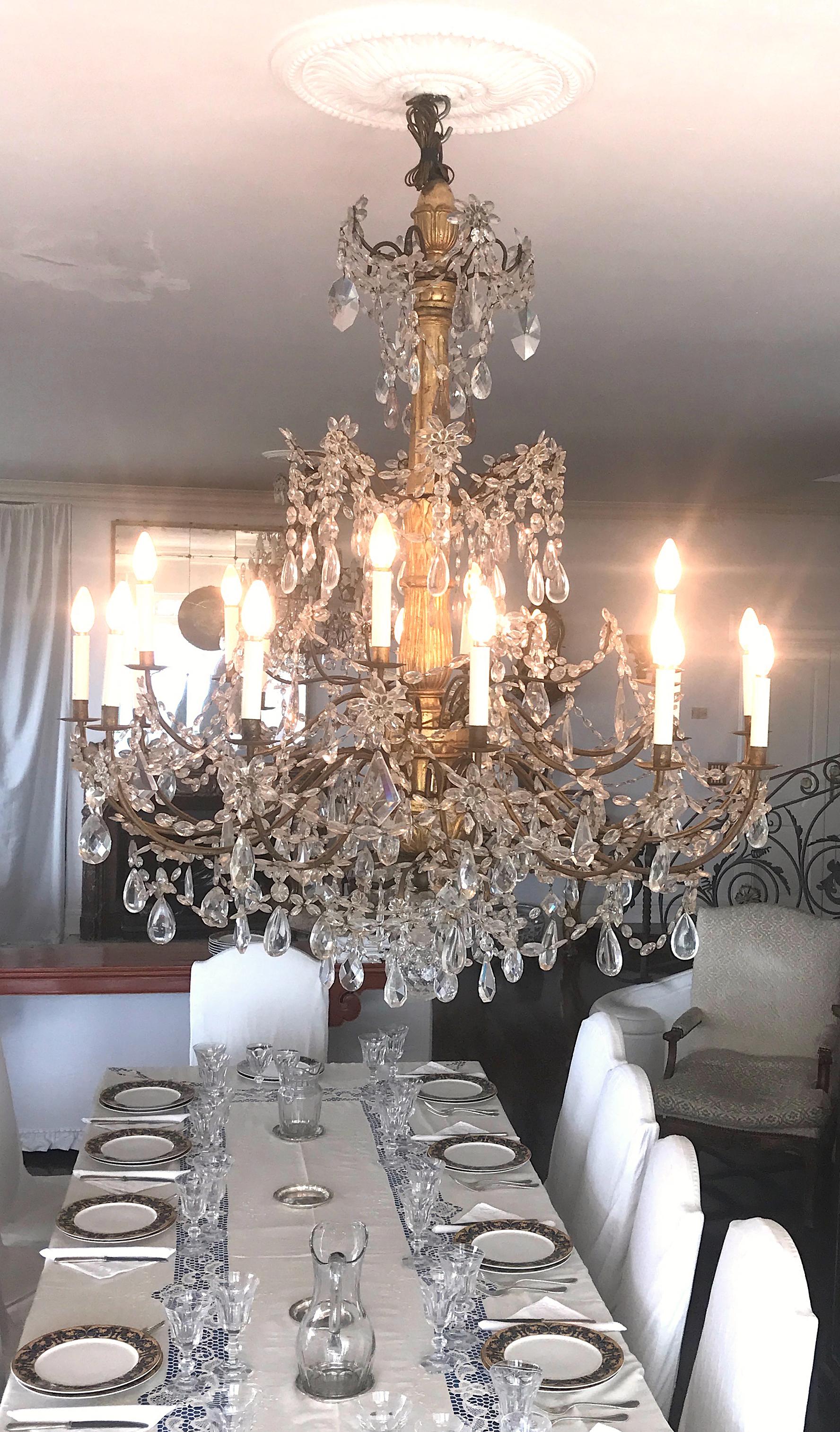 18th Century Italian Giltwood and Crystal Chandelier In Good Condition For Sale In Rome, IT