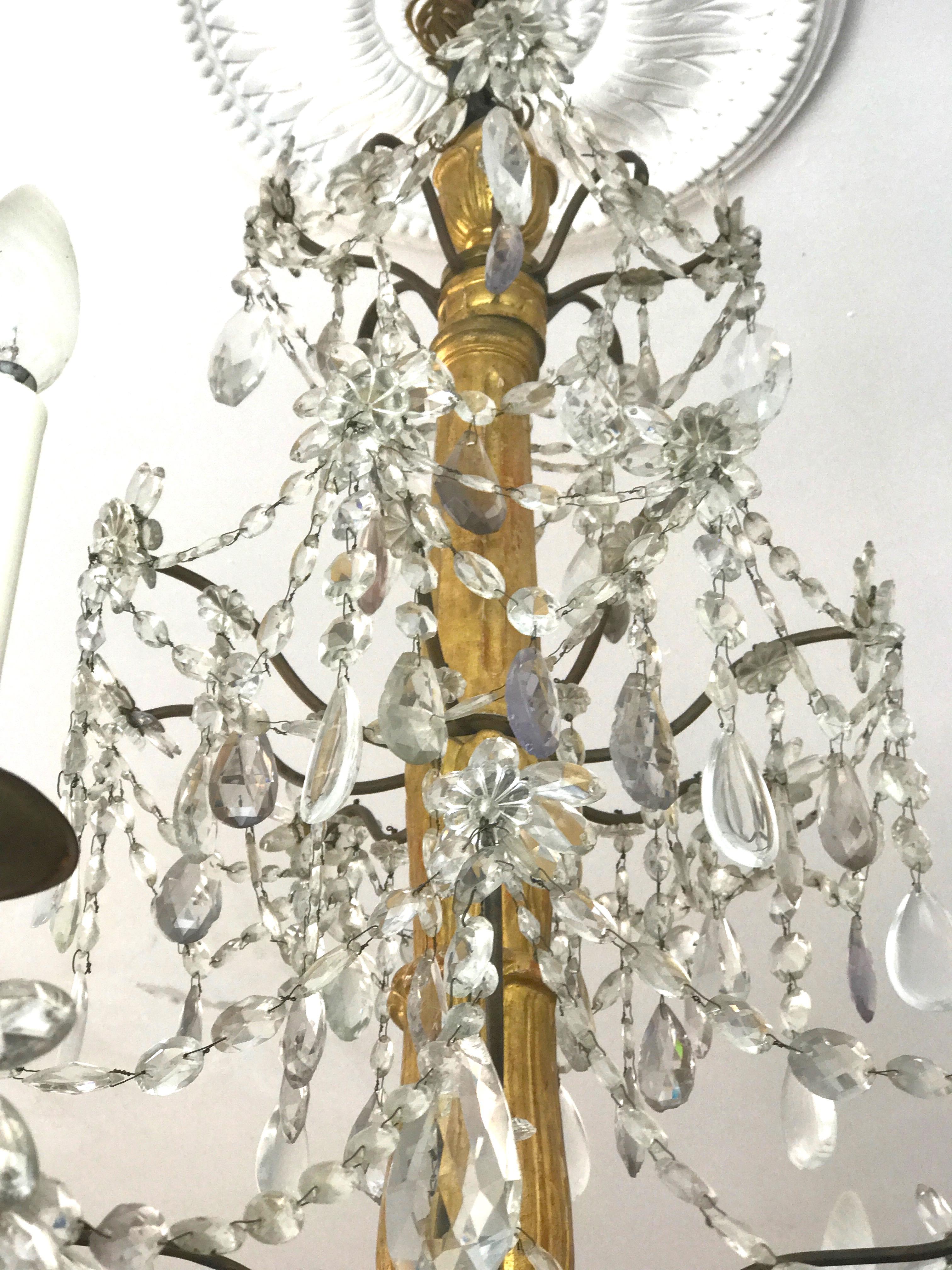 Italienischer Kronleuchter aus vergoldetem Holz und Kristall aus dem 18. Jahrhundert (Geschliffenes Glas) im Angebot